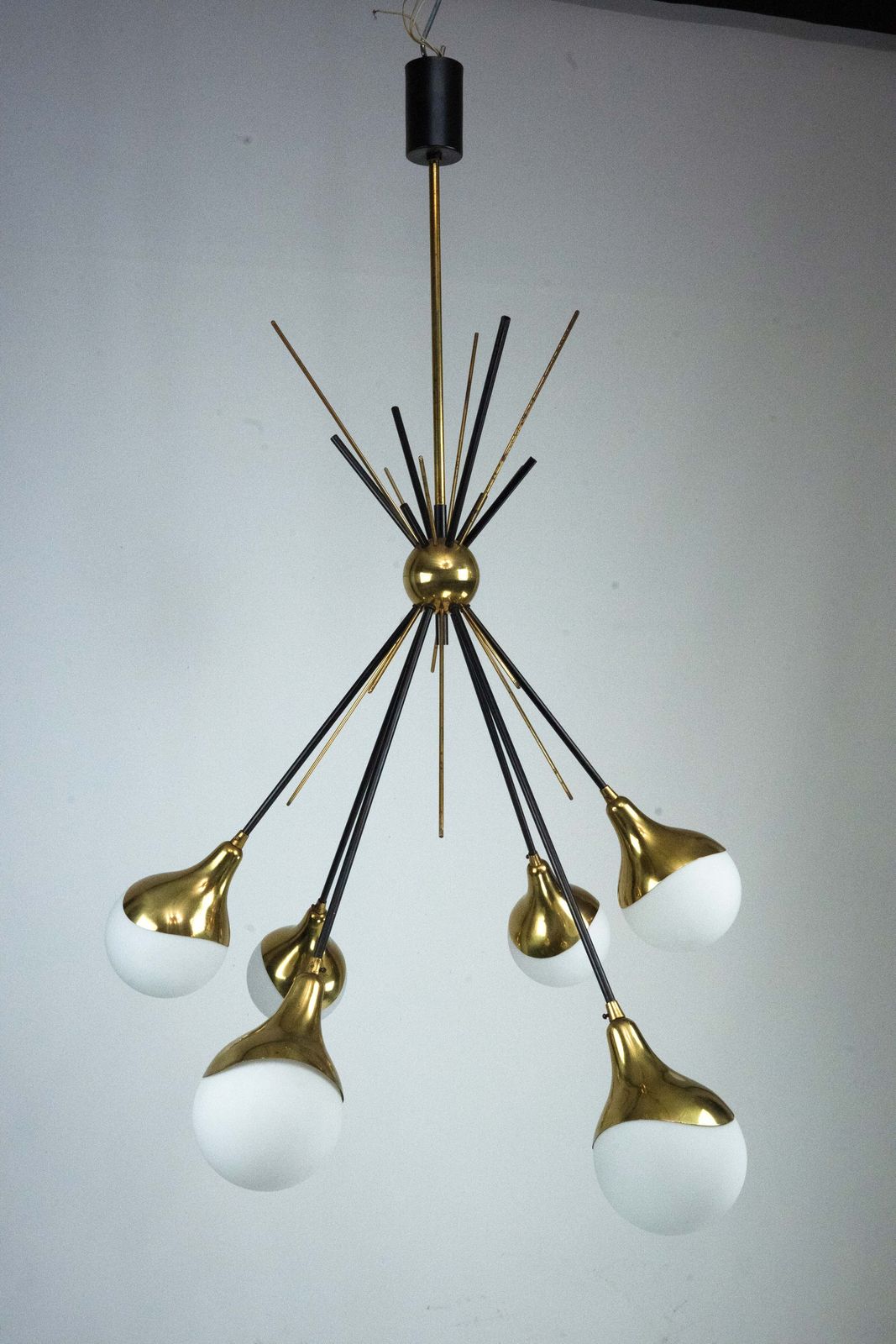 photo vintage Mid Century Italian 6 Arm Stilnovo Brass And Opaline Glass Chandelier, 1950s