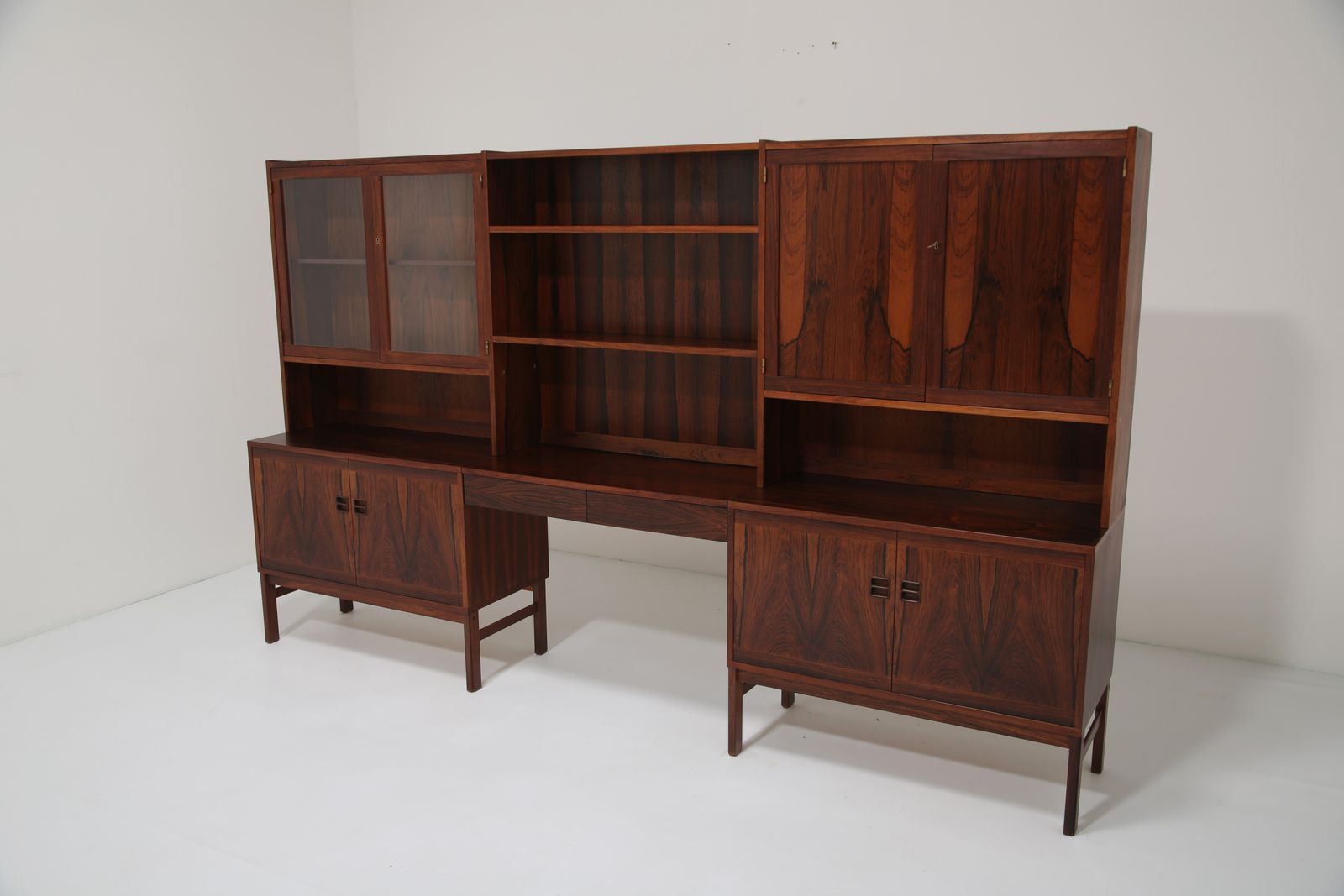 photo furniture Poul Hundevad: Mid Century Modular Wall Unit & Desk In Brazilian Rosewood, Denmark, 1960s