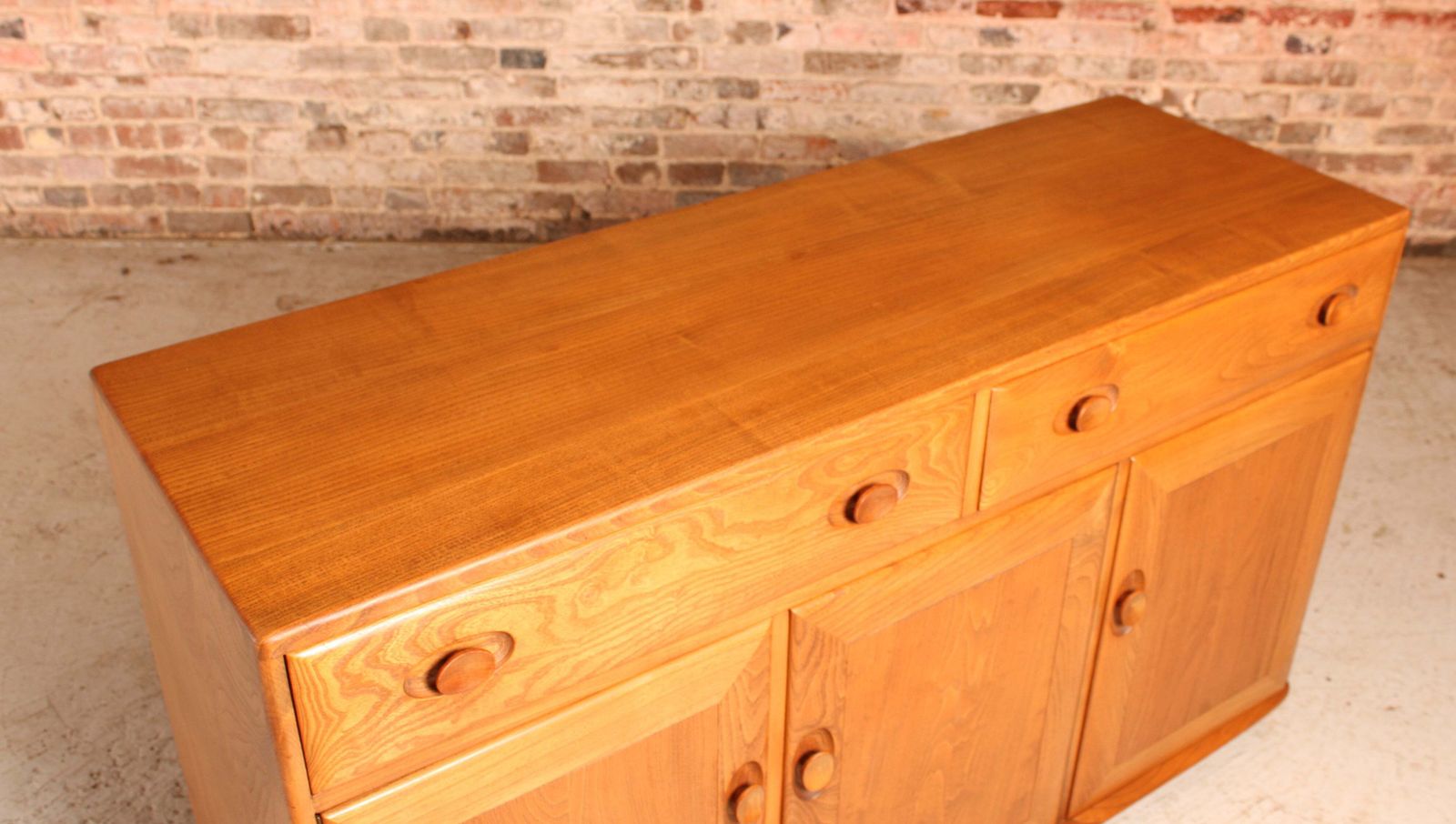 photo vintage Mid Century Ercol Windsor Solid Elm Sideboard On Casters, Circa 1960s