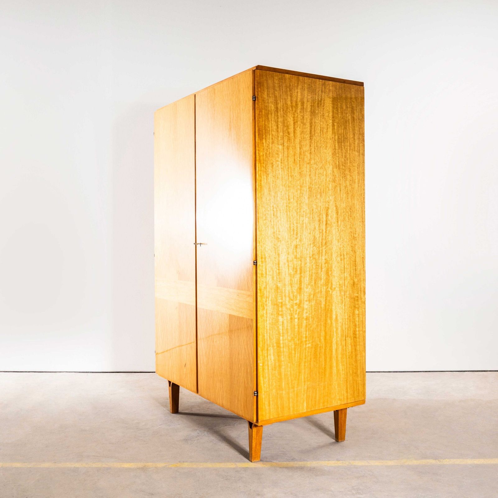 1960's Blonde Birch Mid Century Wardrobe photo vinterior