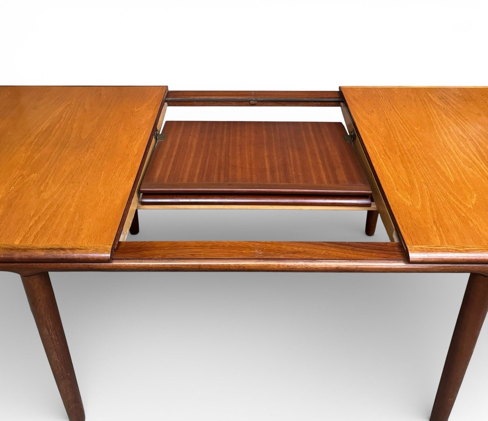photo furniture White And Newton Teak And Afomosia Dining Table And Four Chairs Retro C1960s