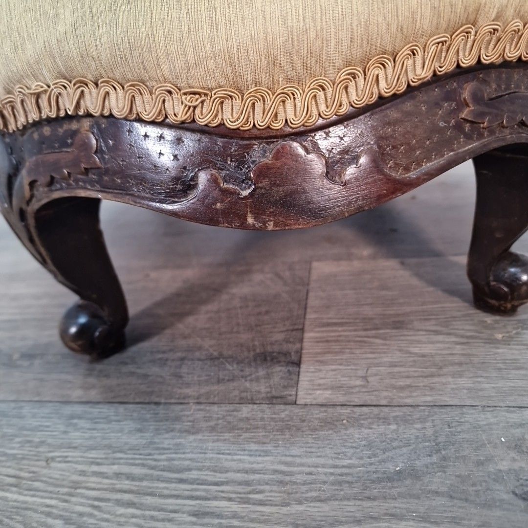 photo vintage Antique Oval Footstool Carved Wood Cabriole Legs Low Ottoman French Louis Style