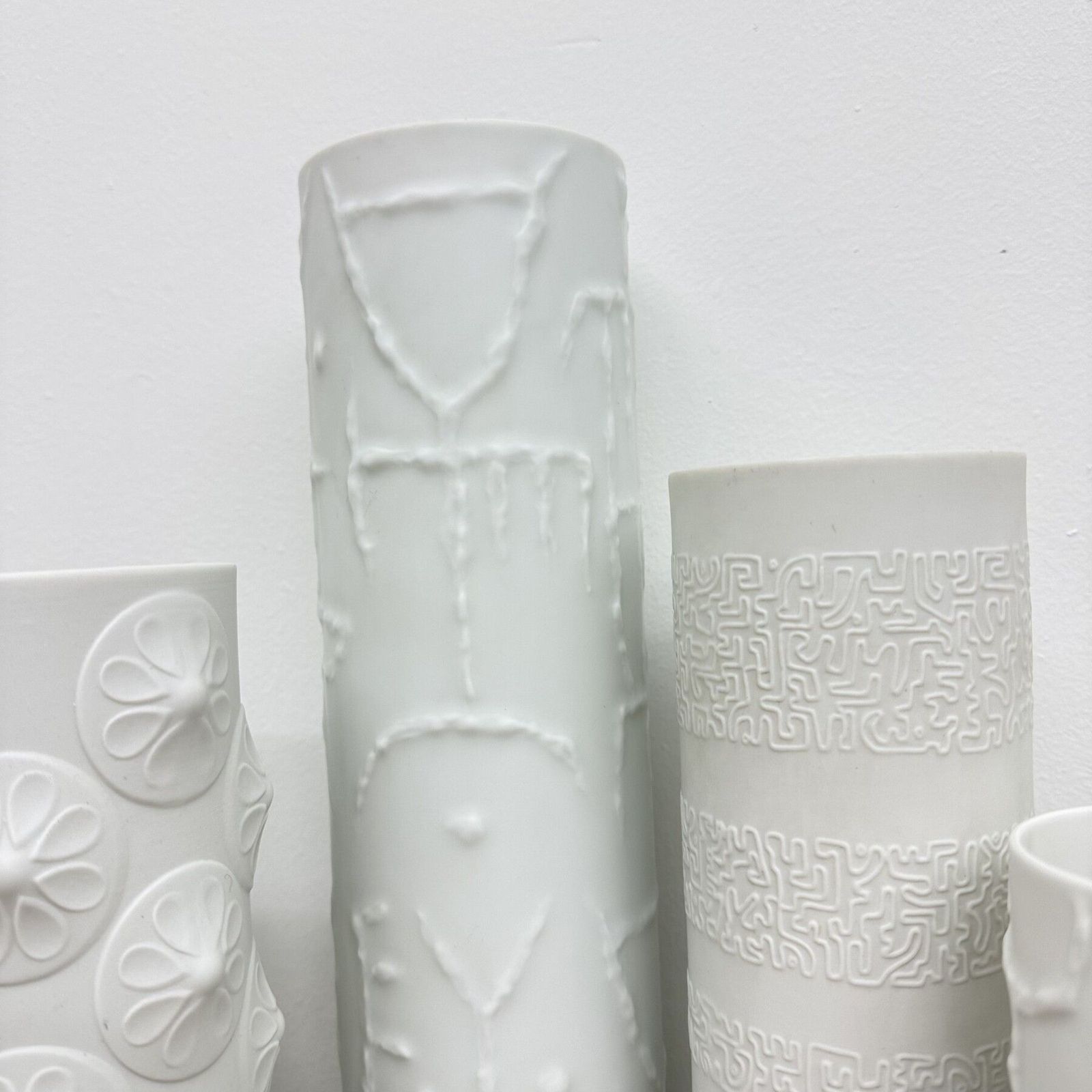 Set Van 6 Biscuitporseleinen Vazen, Jaren 1970 photo Woonaccessoires