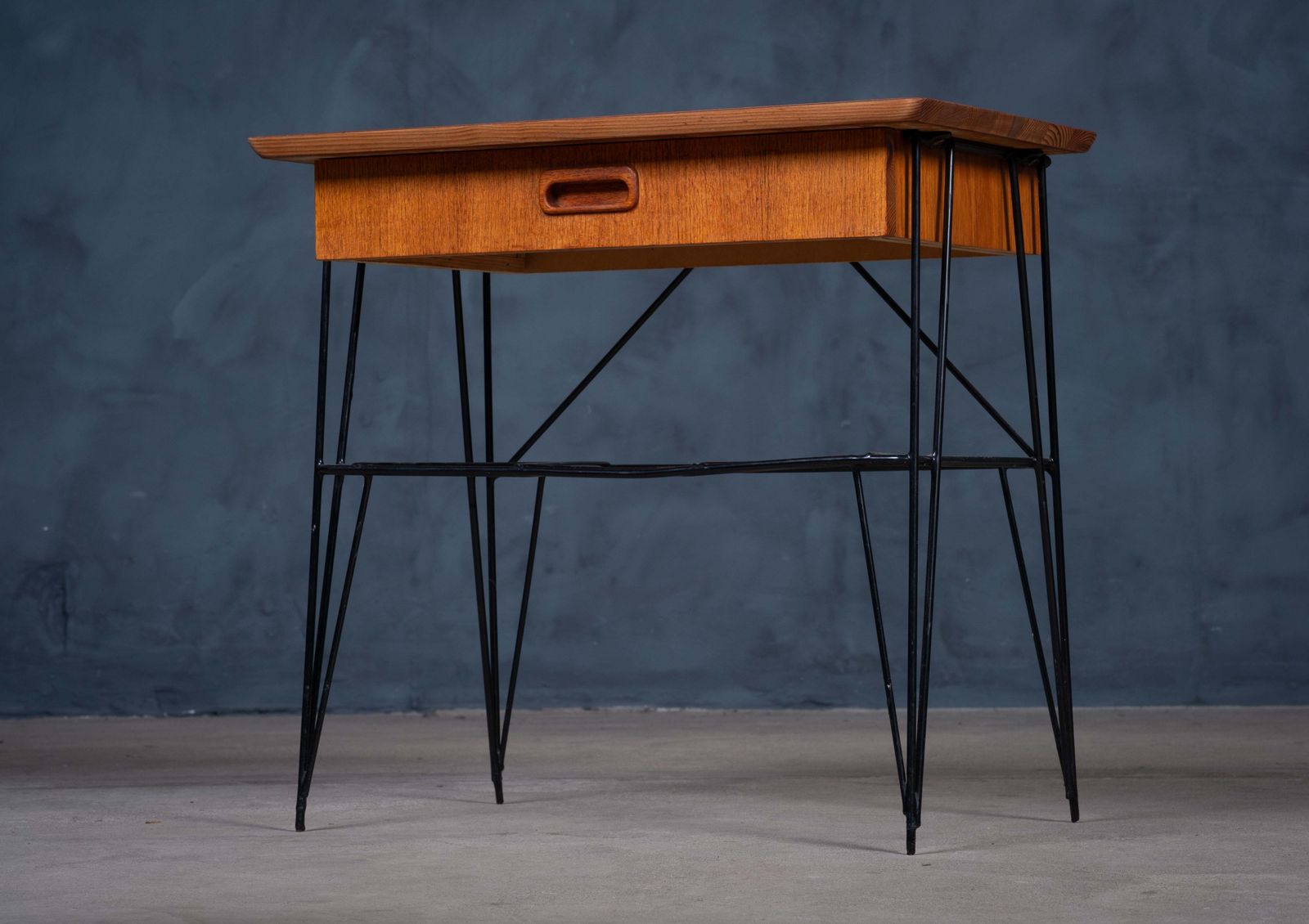 Mid Century Teakhouten Nachtkastje / Bijzettafel Met Metalen Frame, Deens Design, Jaren 1960 photo for sale