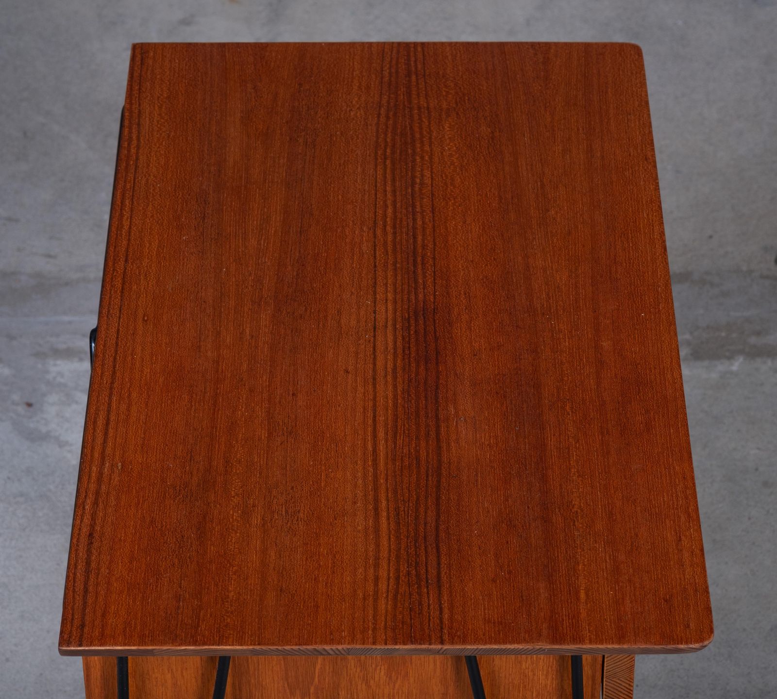 photo furniture Mid Century Teakhouten Nachtkastje / Bijzettafel Met Metalen Frame, Deens Design, Jaren 1960