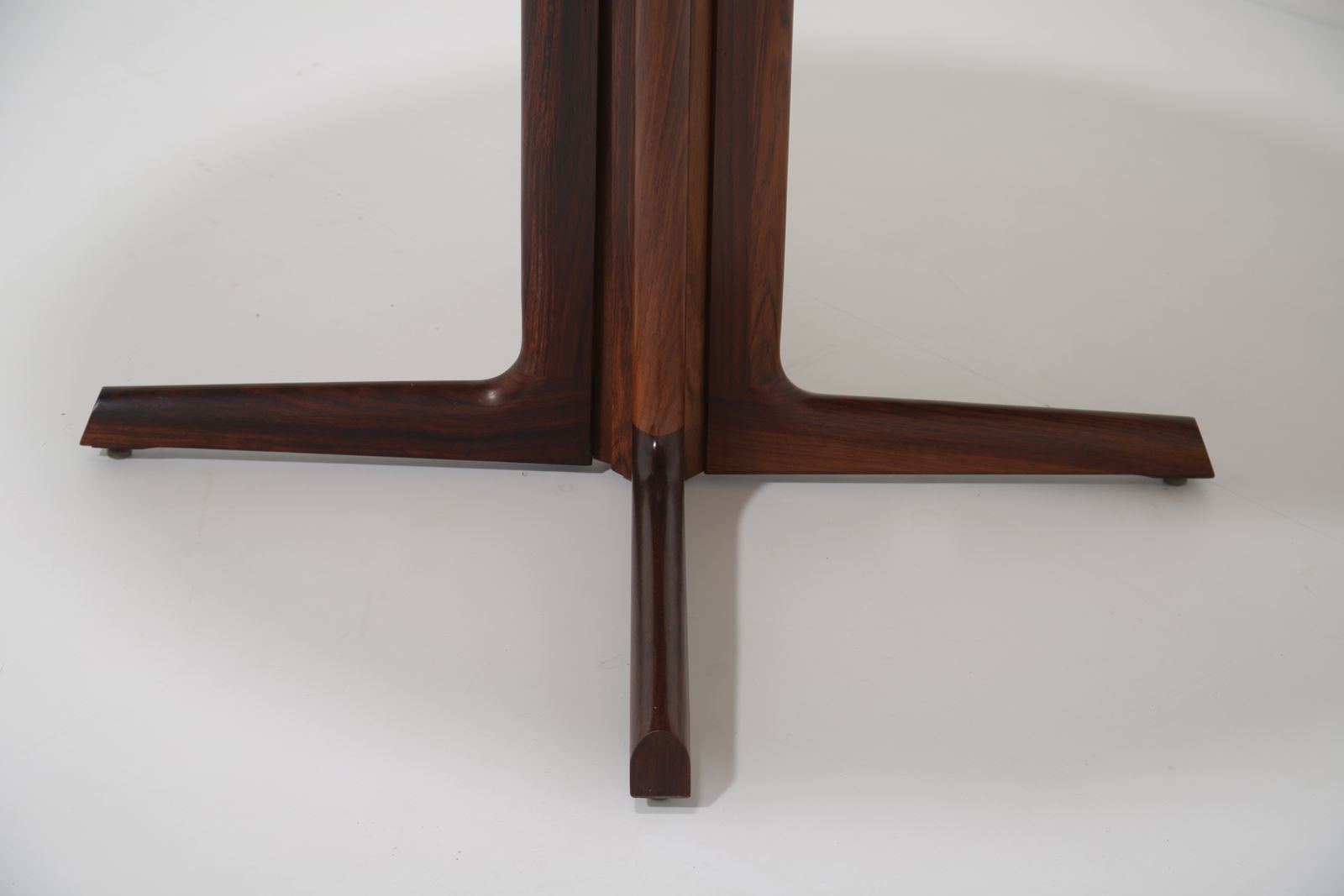 photo vintage Gudme Møbelfabrik Oval Extending Dining Table: In Highly Figured Rosewood On Pedestal Base, Denmark, 1960s.