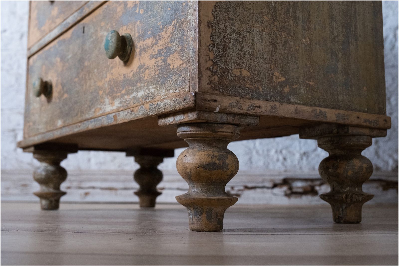 photo furniture Stunning Painted Victorian Pine Chest Of 4 Drawers (2 Over 2) Raised On Turned Legs (948)