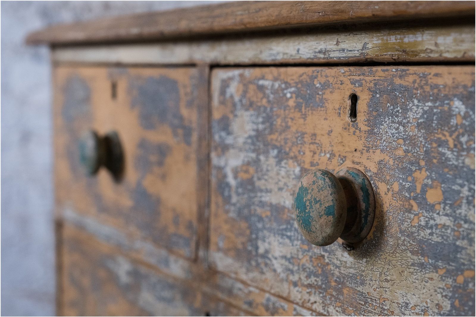 595.0 Stunning Painted Victorian Pine Chest Of 4 Drawers (2 Over 2) Raised On Turned Legs (948) photo