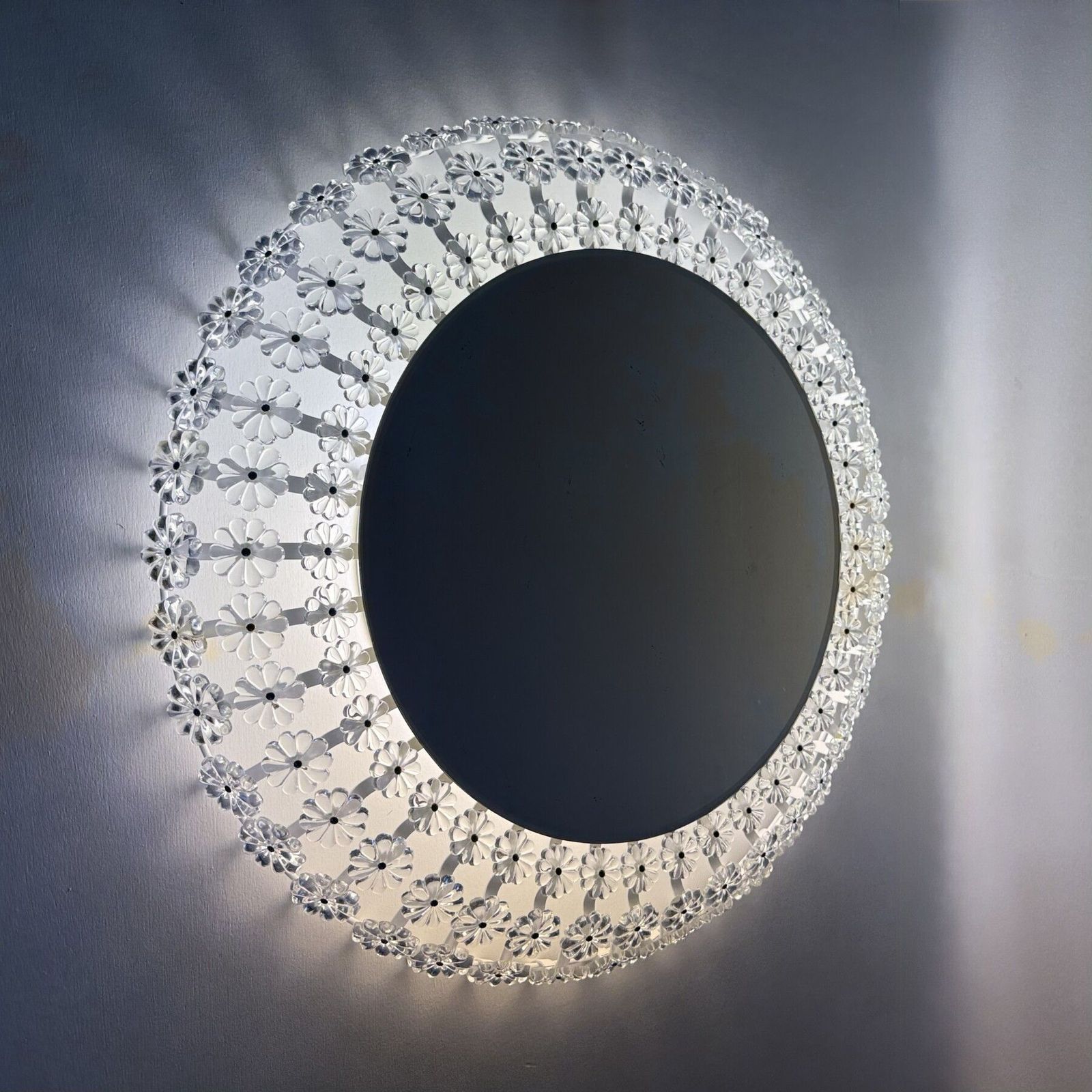 Floraal Glazen Verlicht Spiegel Met Achtergrondverlichting, Toegeschreven Aan Emil Stejnar Voor Nikoll, Ca. Jaren 1950 photo for sale