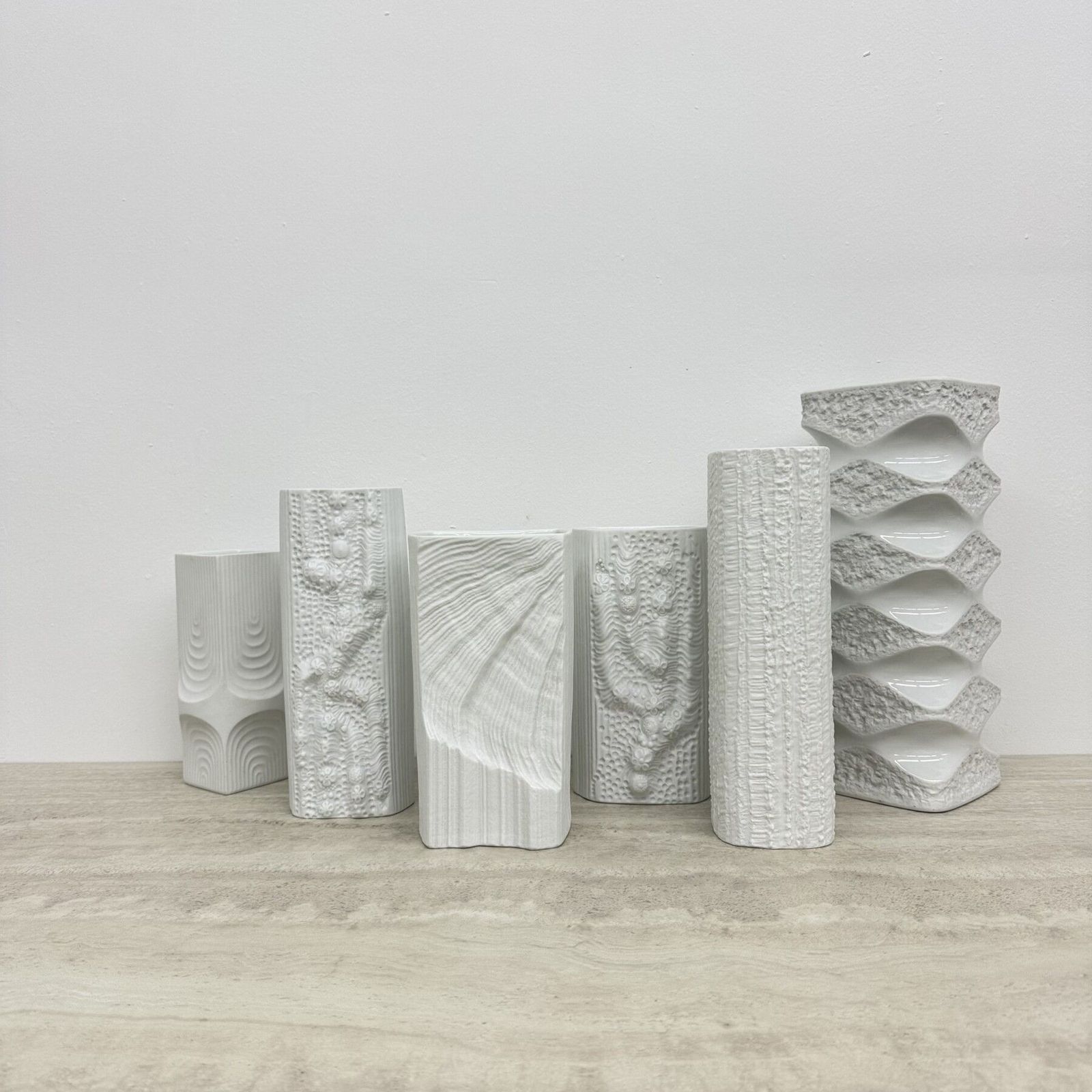 photo vinterior Set Van 6 Rosenthal Bisque Reliëf Vazen Op Art Jaren 1970