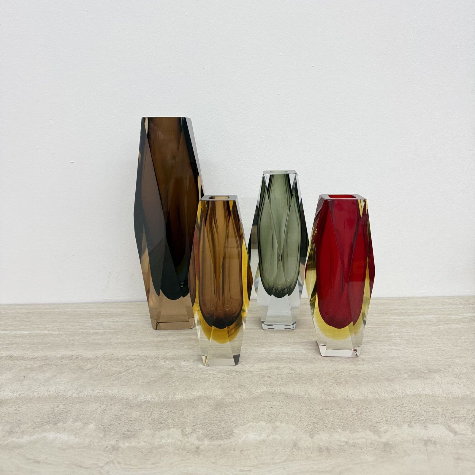 photo furniture Set Van 4 Murano Sommerso Glas Geslepen Vazen Van Flavio Poli, Jaren 1970