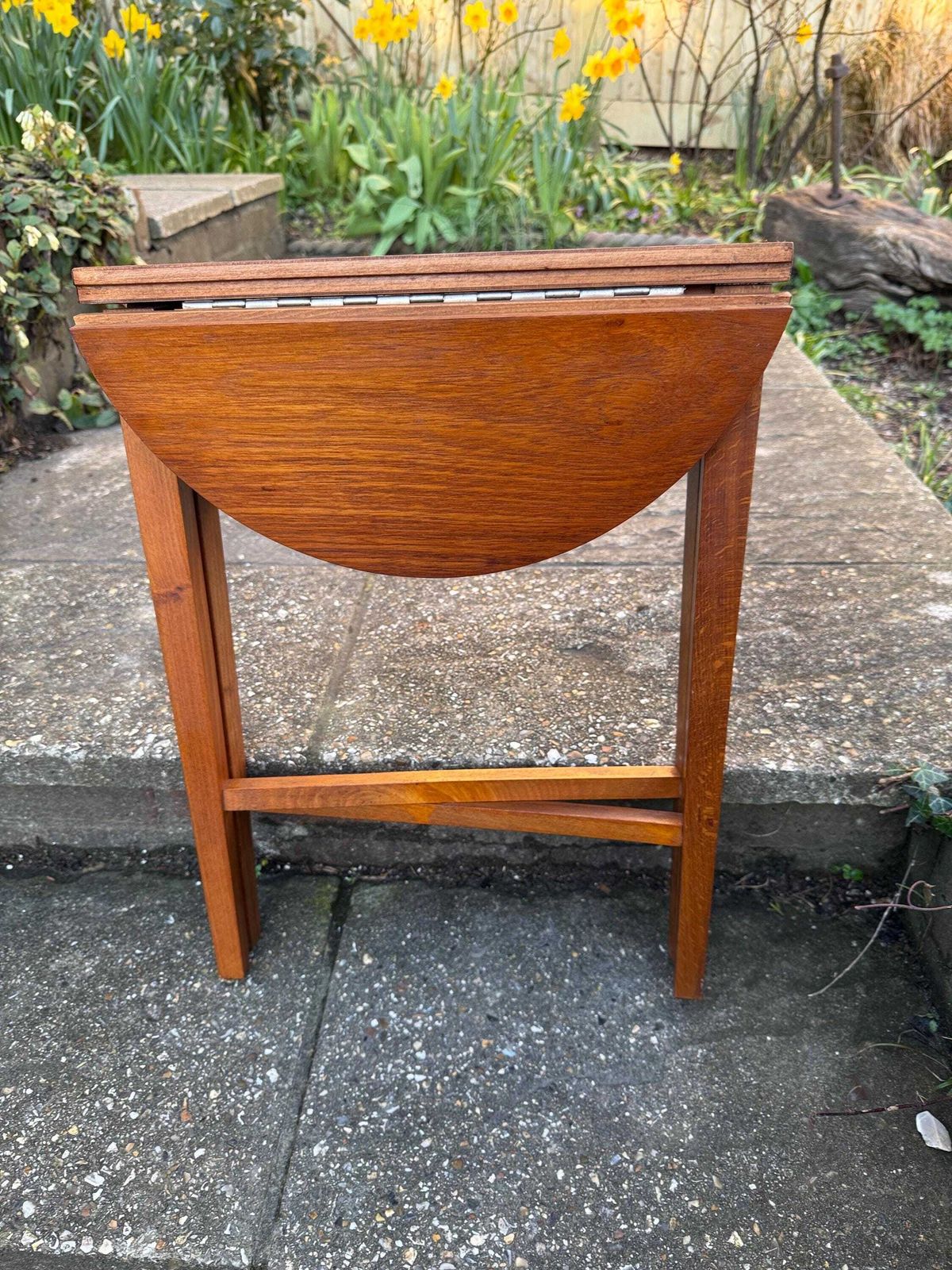 photo vintage Vintage Retro Scandinavian Style Folding Side Table – Retro Teak Effect Mid Century Table (8)