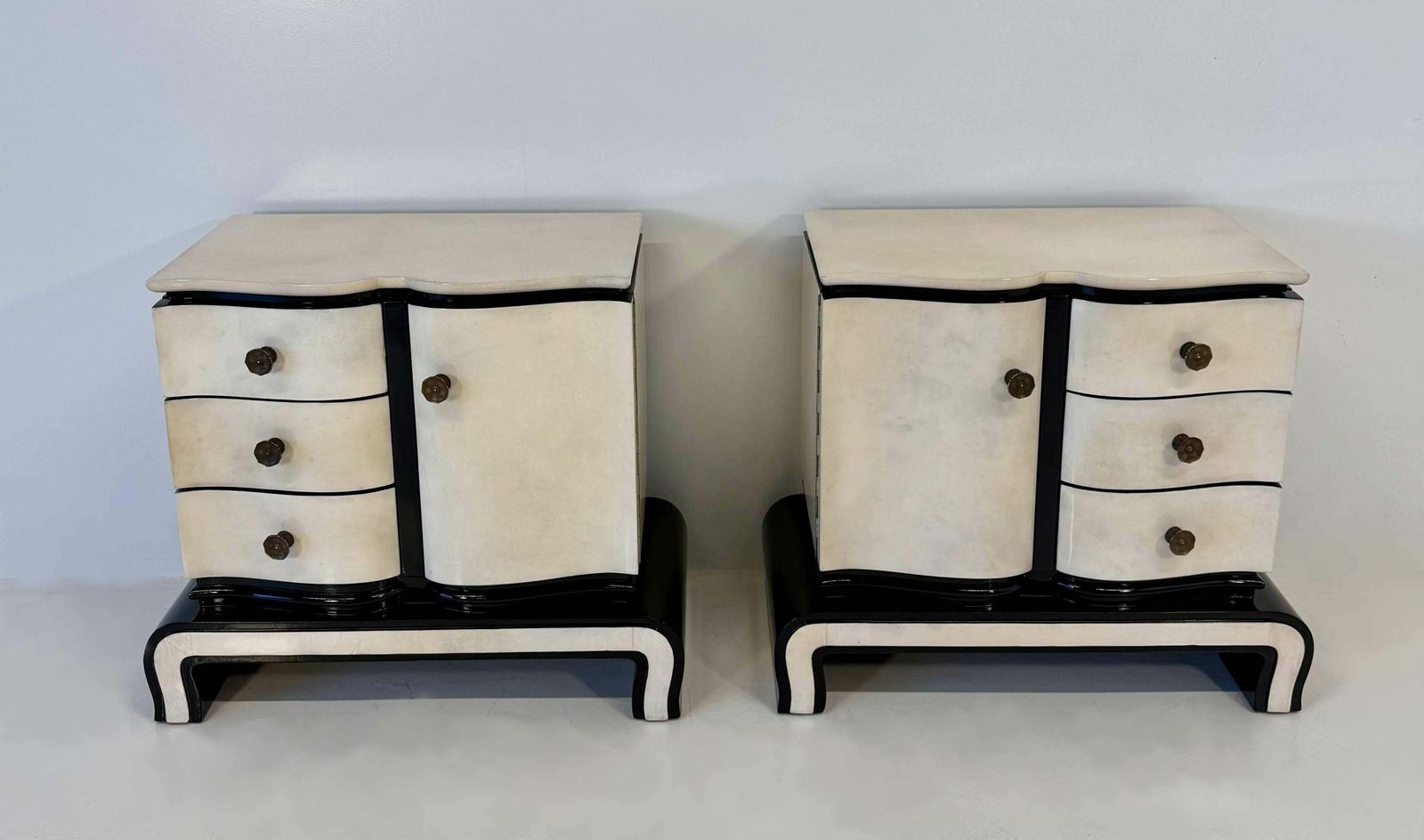 Pair Of Art Deco Nightstands In Parchment And Black Lacquer, Attr. Borsani, 40s photo Furniture
