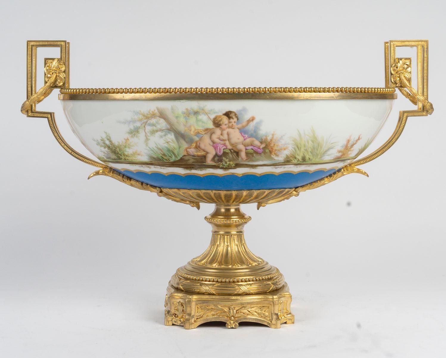 Cup, Centerpiece In Paris Porcelain And Gilt Bronze, 19th Century. photo vintage