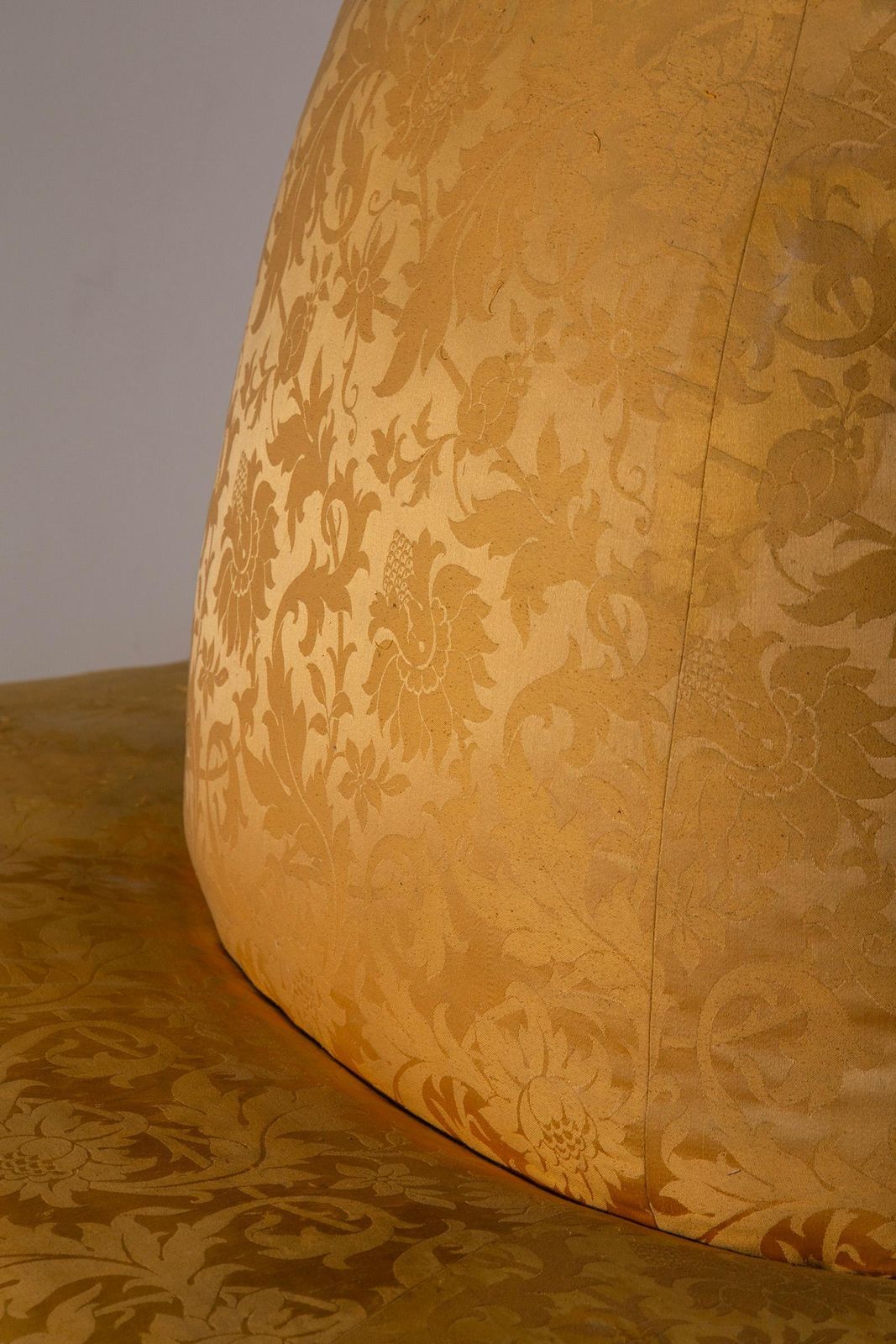 photo vinterior Italian Art Deco Round Boudoir Sofa In Original Golden Satin Fabric With Tassels