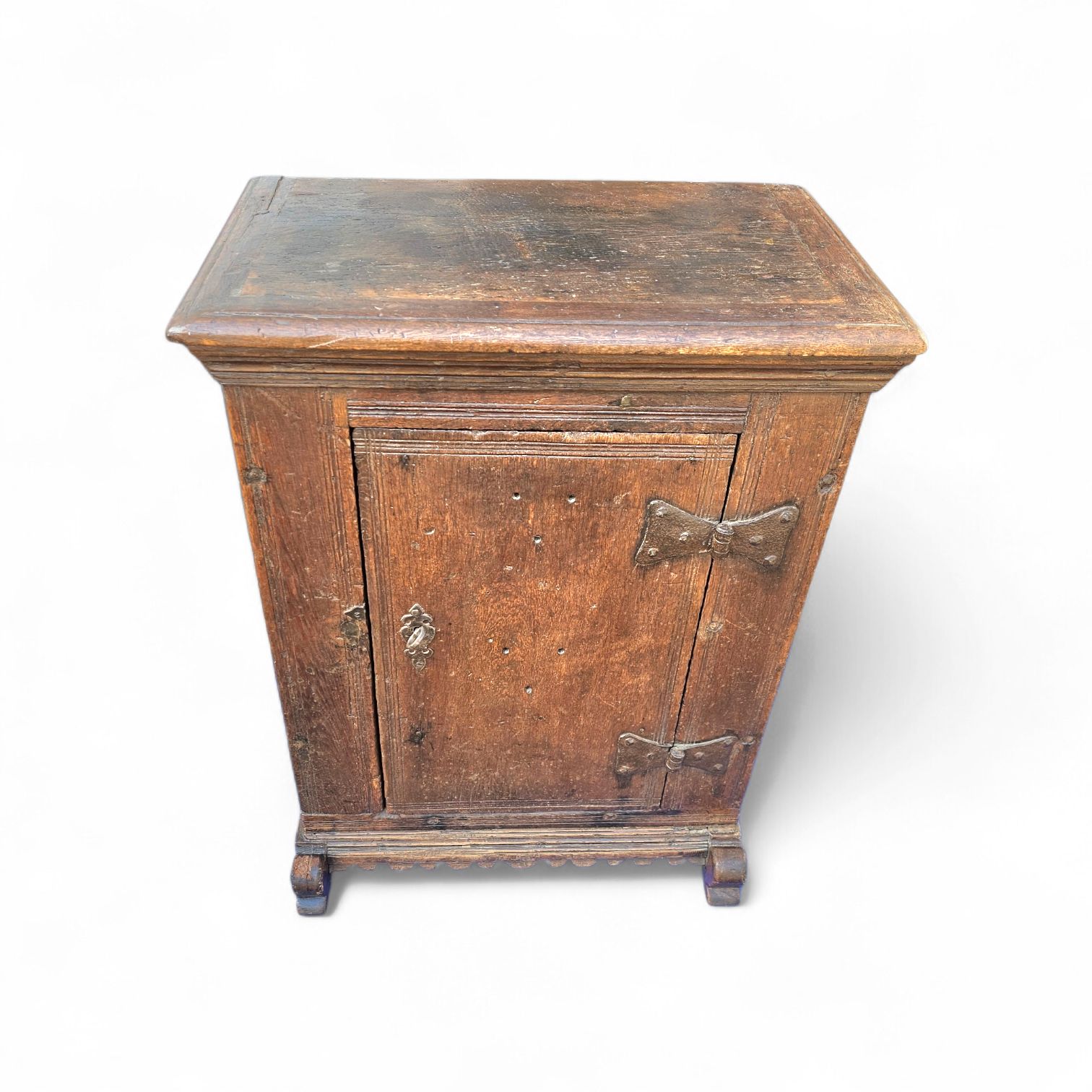 1706.0 Farmer's Oak Pantry Cupboard / Boeren Spinde / 18th Century photo