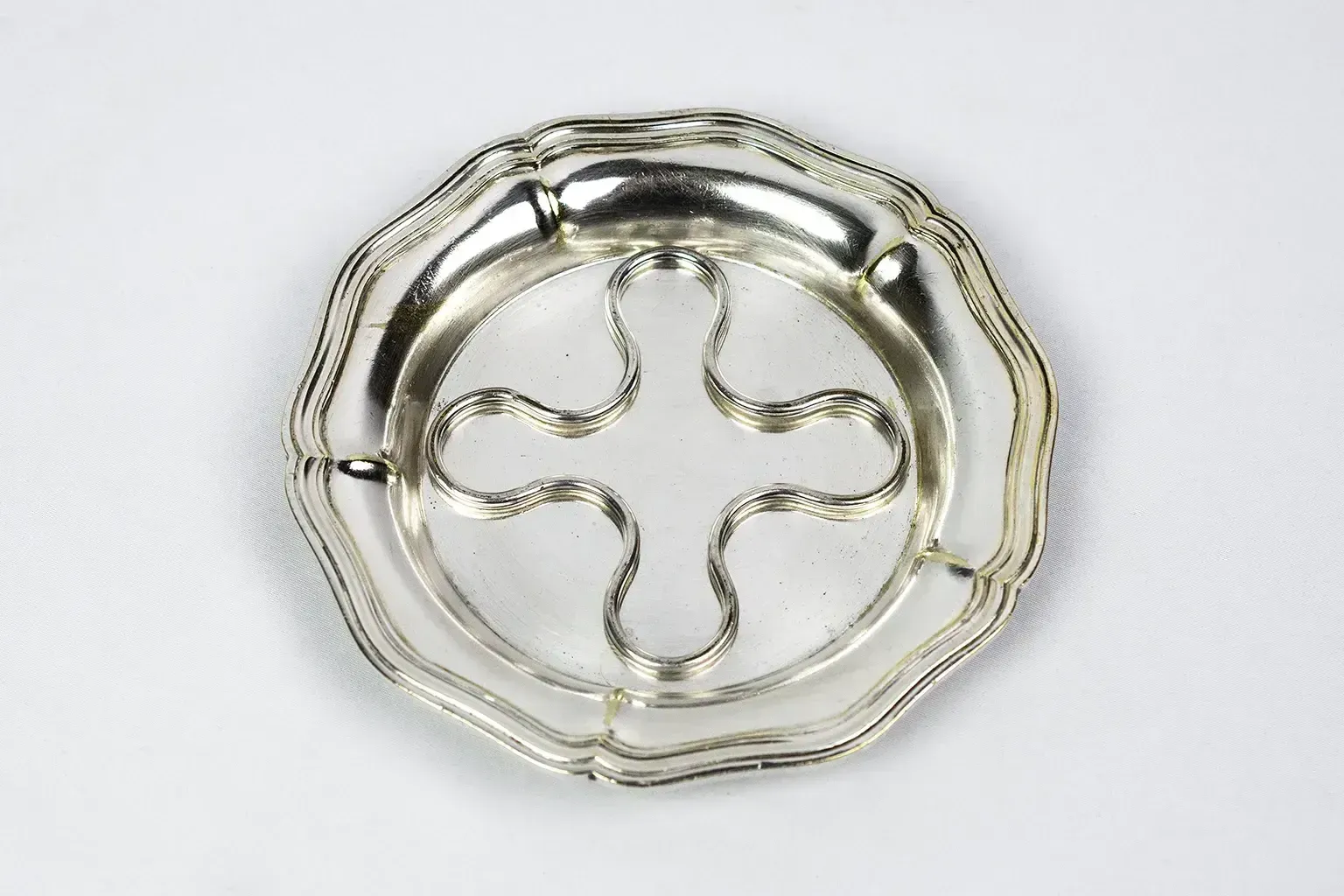 Christofle Silver Plated Metal Bottle Coaster With A Wire Border, 19th Century — With A Removable Clover Shaped Bottle Rest photo furniture