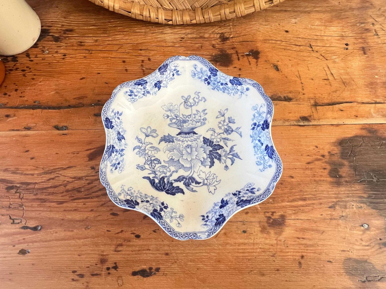 Antique Wedgwood Blue And White Plate, "Basket And Flowers" Pattern, 19th Century Transferware, Scalloped Chinoiserie Serving Dish photo vinterior