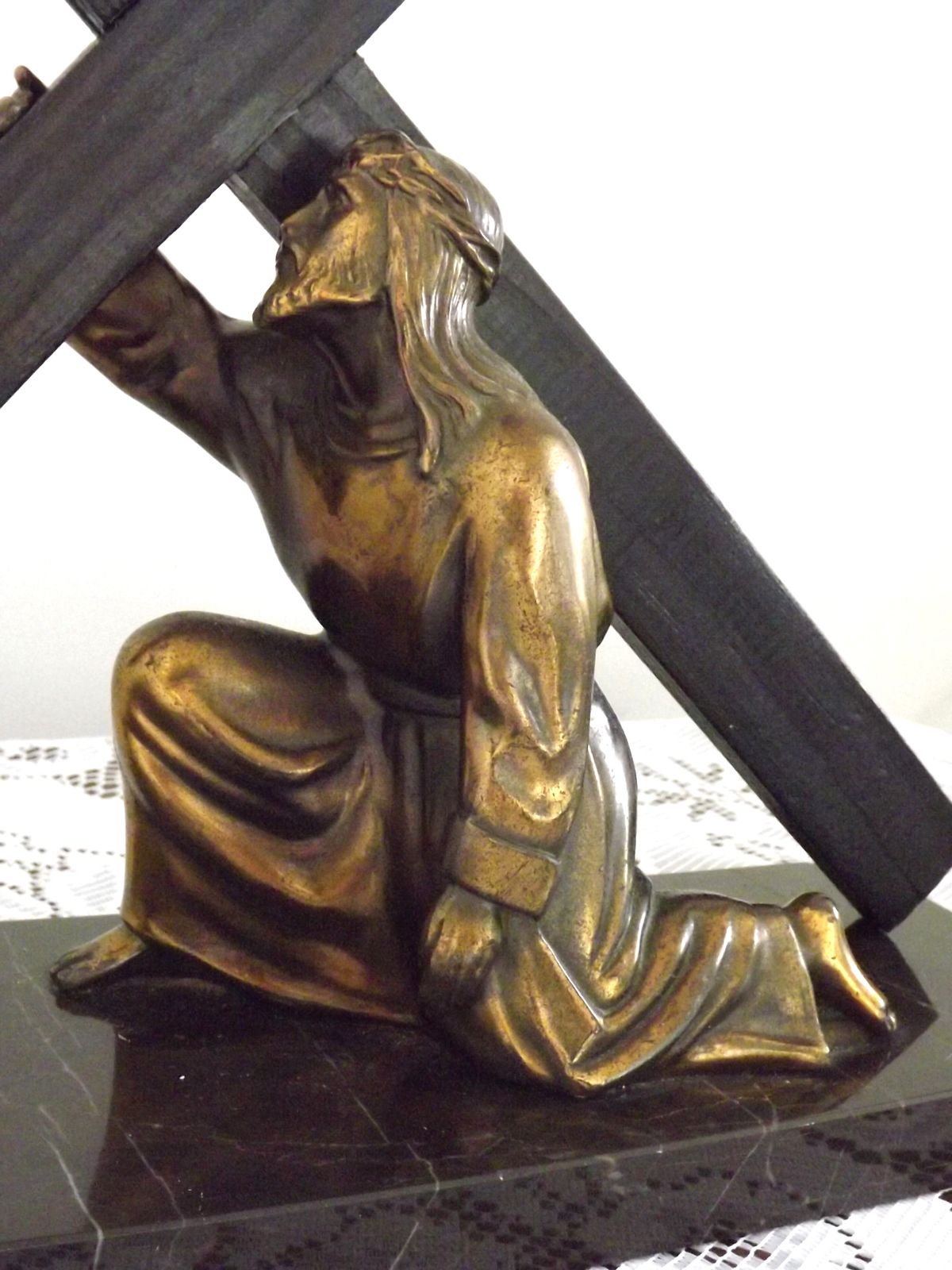Franse art deco tafellamp – spelter Christusfiguur, marmeren voet, glazen kap photo 155.0