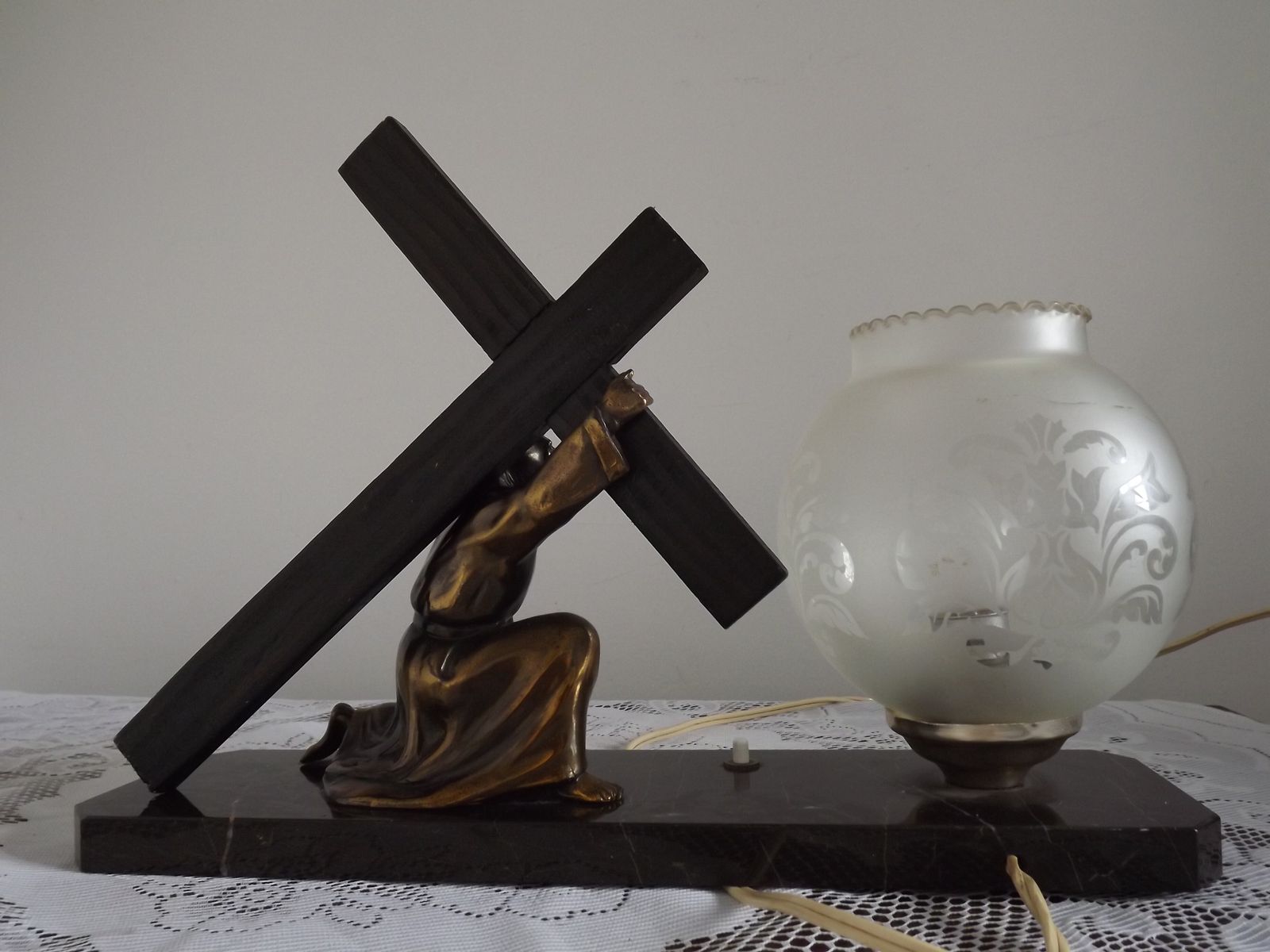 Verlichting Franse art deco tafellamp – spelter Christusfiguur, marmeren voet, glazen kap photo