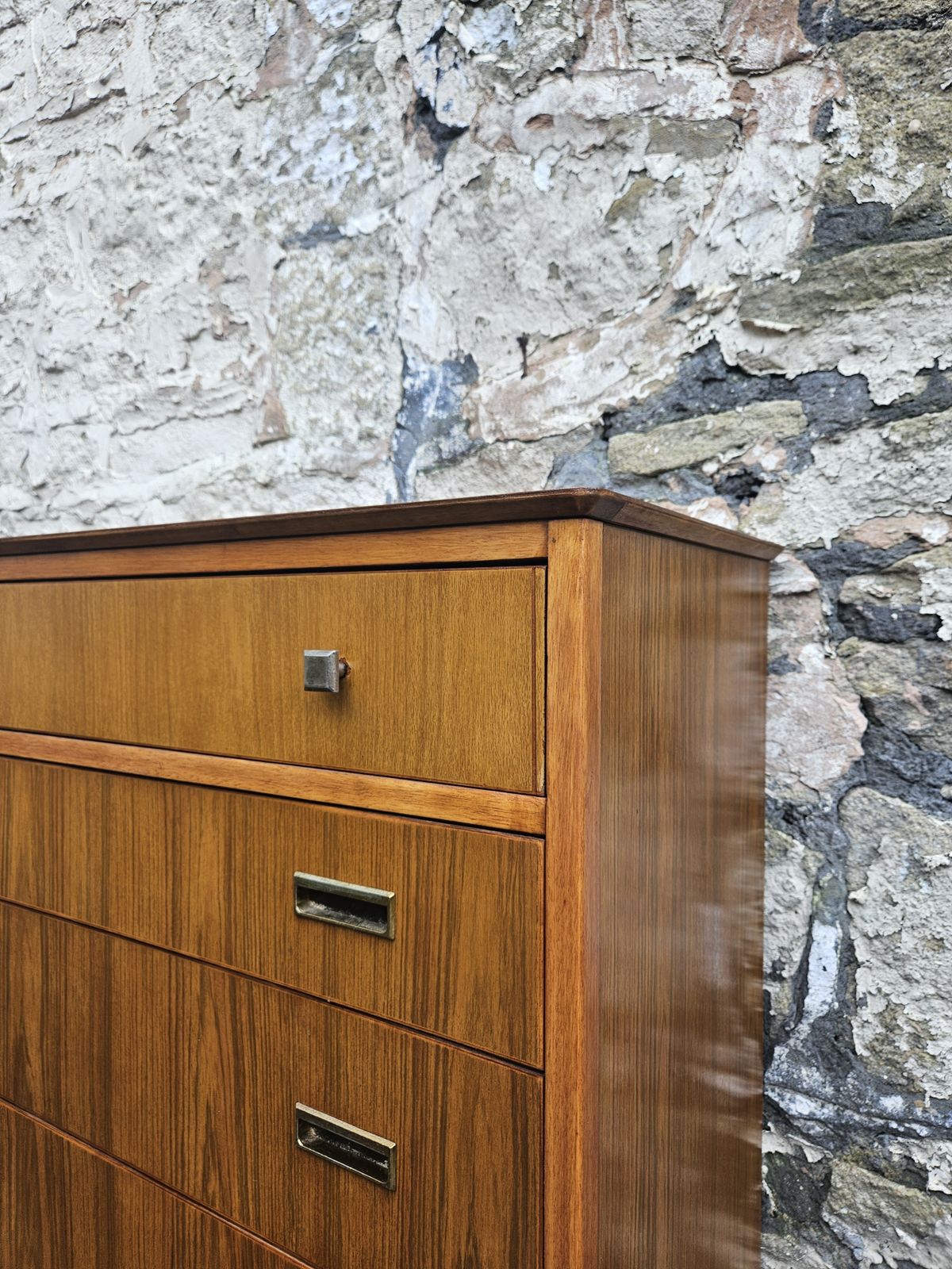 photo vinterior Mid Century Teak Chest Of Drawers Four Drawer Cabinet Super Proportions Brass Detailing