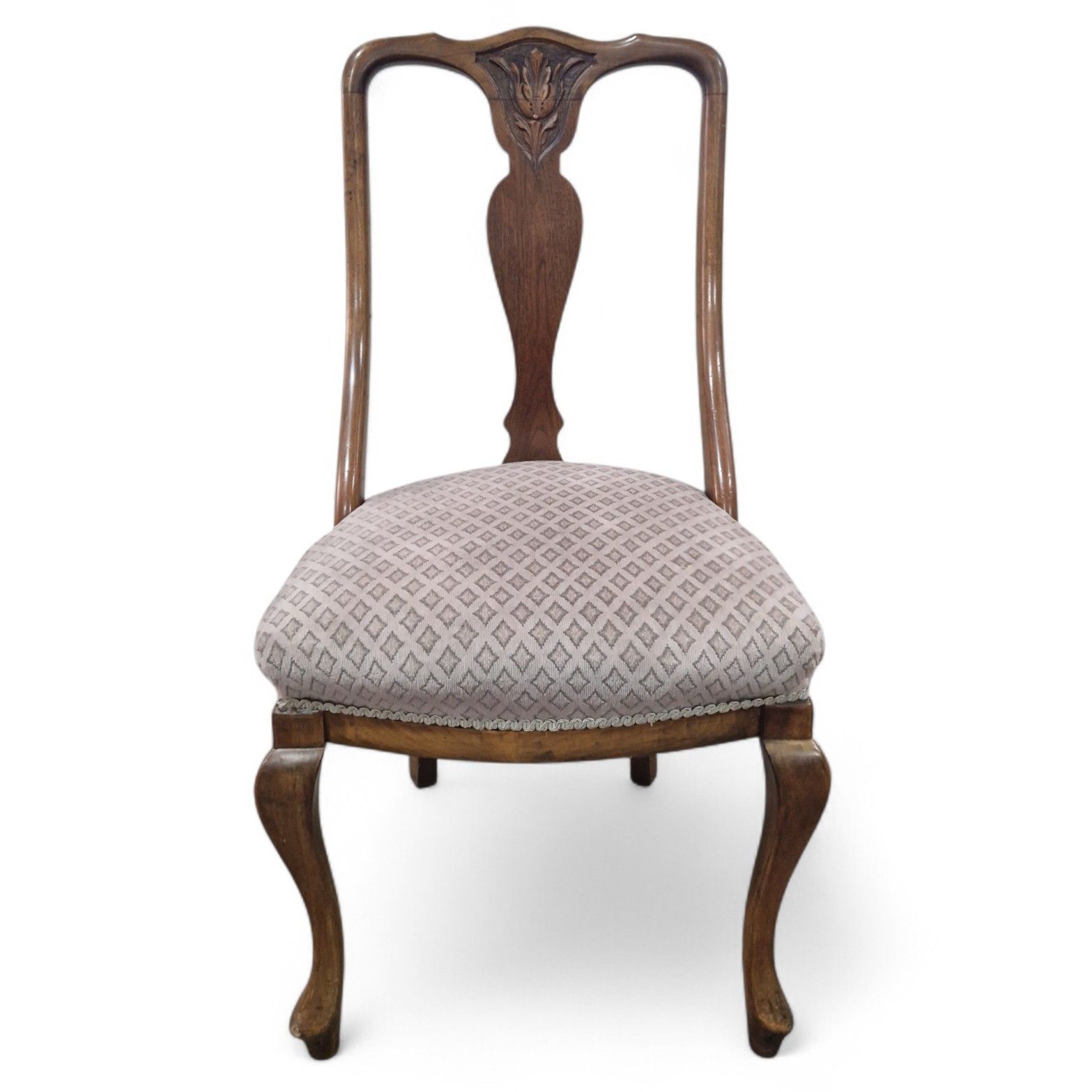 photo vinterior Set Of 4 Carved Walnut Dining Chairs Antique Scoop Back Chairs Carbiole Leg