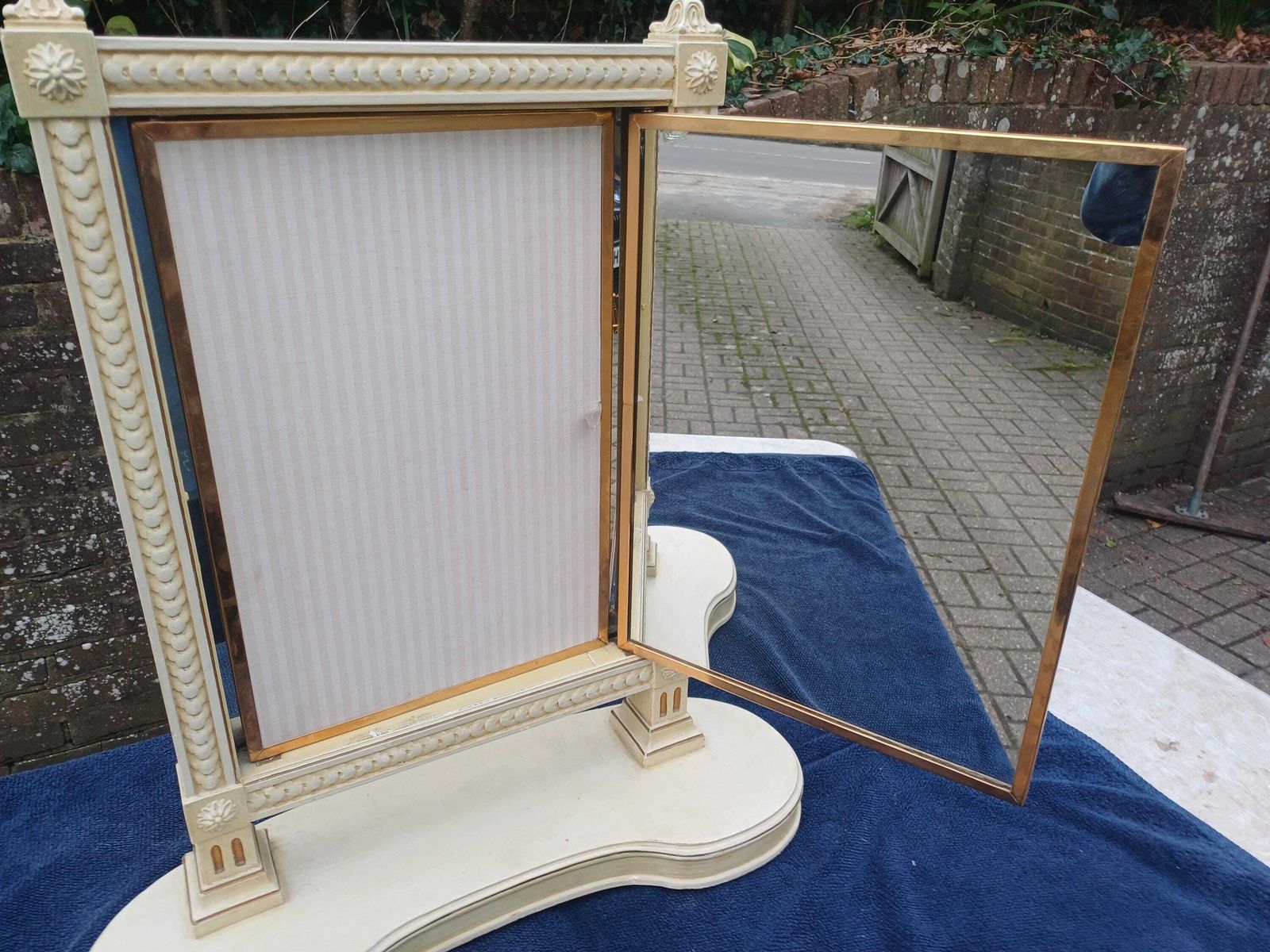 photo vintage High Quality 80s Antique Ritz Hotel Dressing Table Mirror Triple Vanity Folding Doors Gold Cream Painted Brass Frame