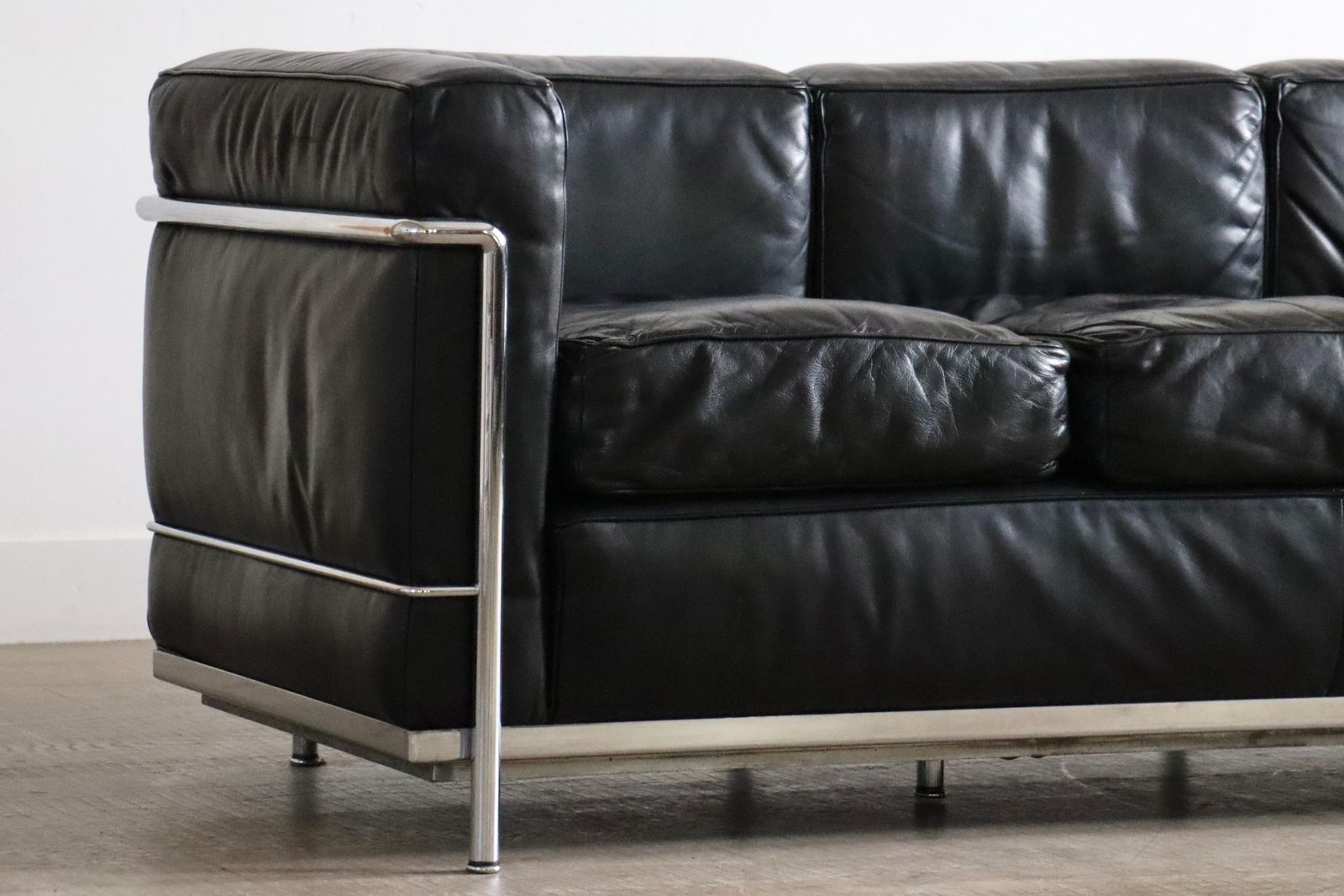 Cassina Lc2 Driezitsbank Door Charlotte Perriand, Le Corbusier, Ca. Jaren 1960 photo furniture