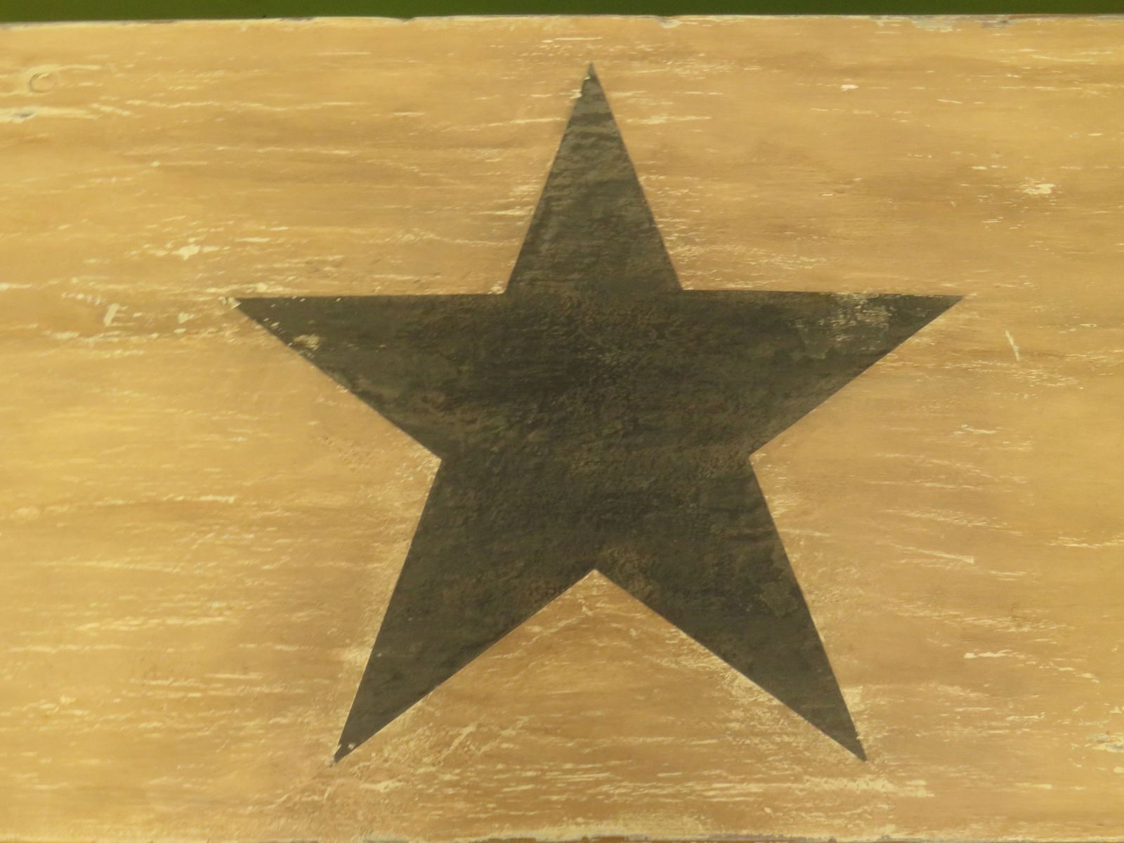 photo vinterior Folk Art Blanket Box With Barn Star Design