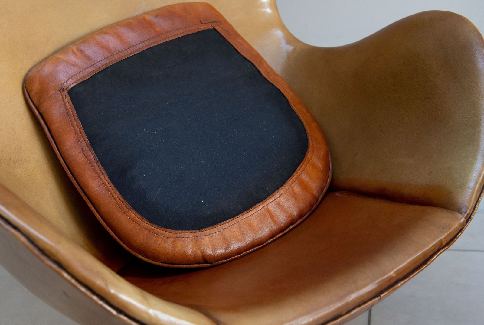 Egg Chair & Ottoman By Arne Jacobsen For Fritz Hansen. In Original Condition. 1964 photo buy