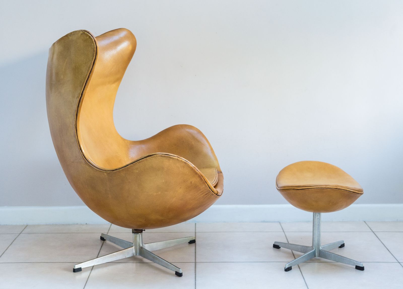 Egg Chair & Ottoman By Arne Jacobsen For Fritz Hansen. In Original Condition. 1964 photo vintage