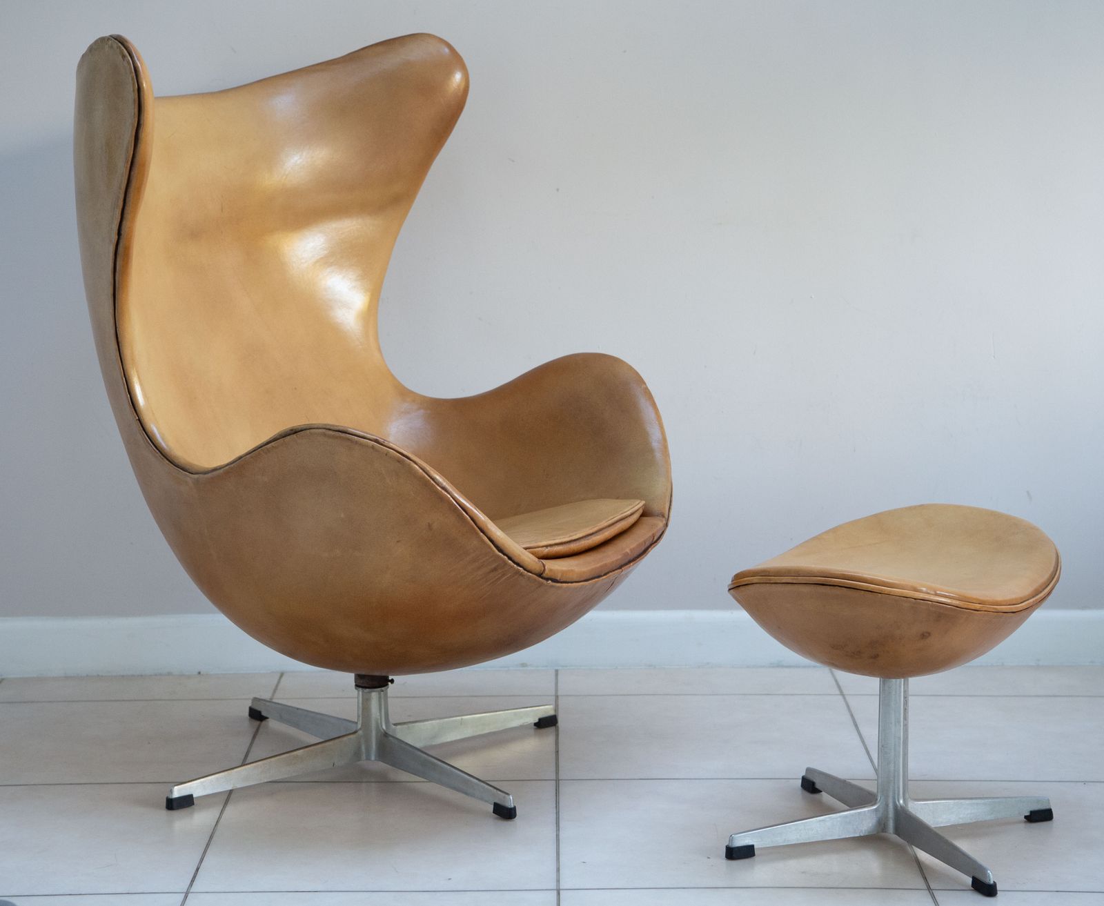 Furniture Egg Chair & Ottoman By Arne Jacobsen For Fritz Hansen. In Original Condition. 1964 photo