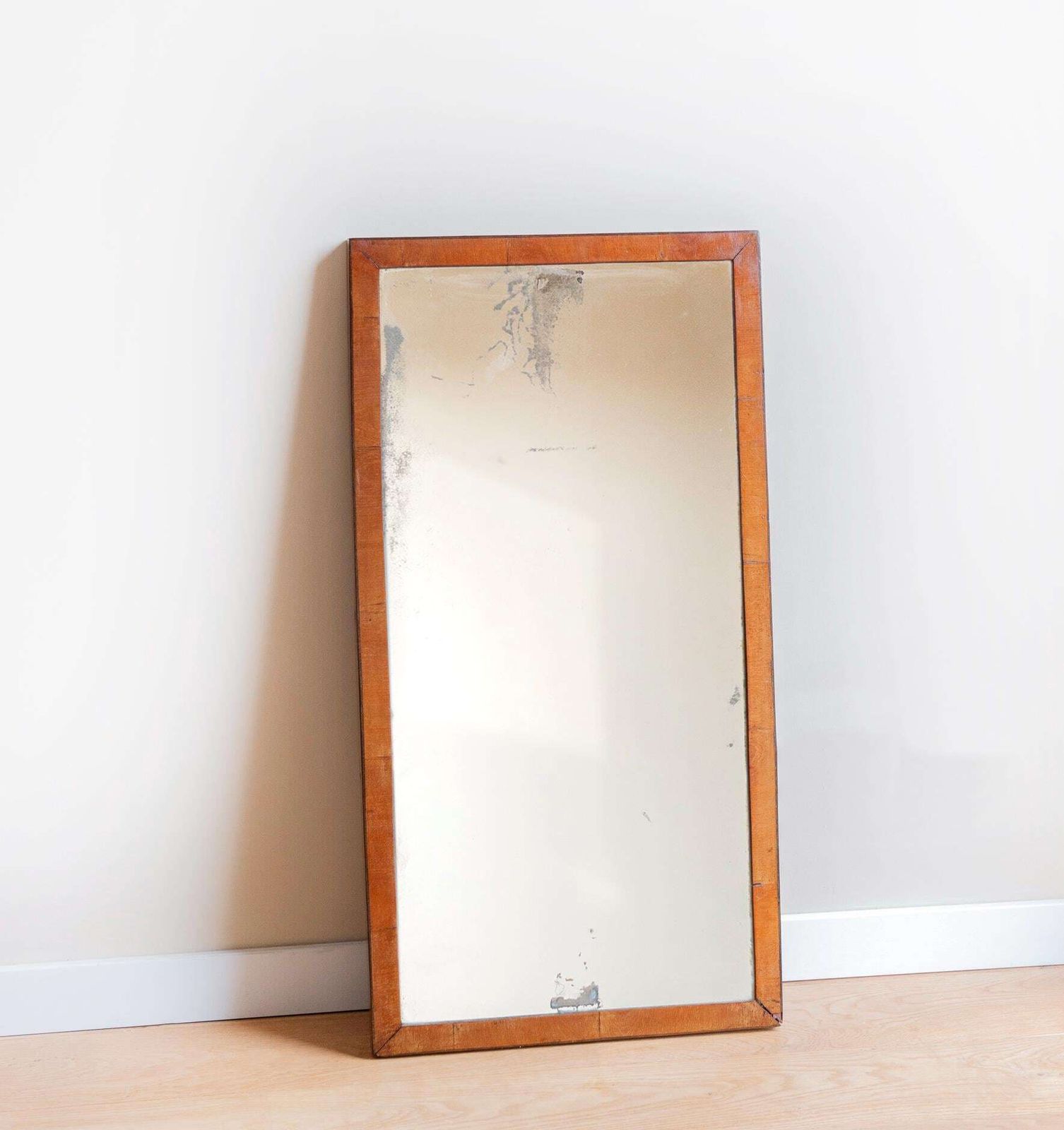 Antieke Hoge Engelse Wandspiegel Met Gevlekt Spiegelglas – Victoriaanse / Edwardiaanse Houten Spiegel