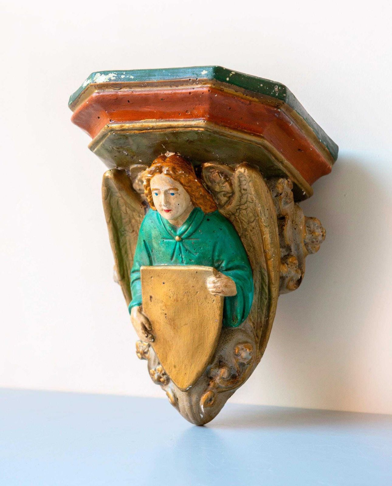 Antiek Polychroom Engelenkonsole – Met De Hand Beschilderd Religieus Wandplankje, Ca. 1900
