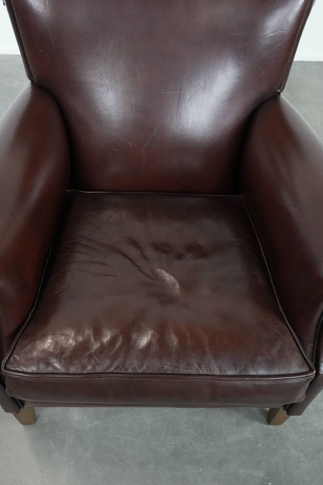 Donkere Luxe Schapenleren Fauteuil Met Tijdloze Uitstraling photo vinterior