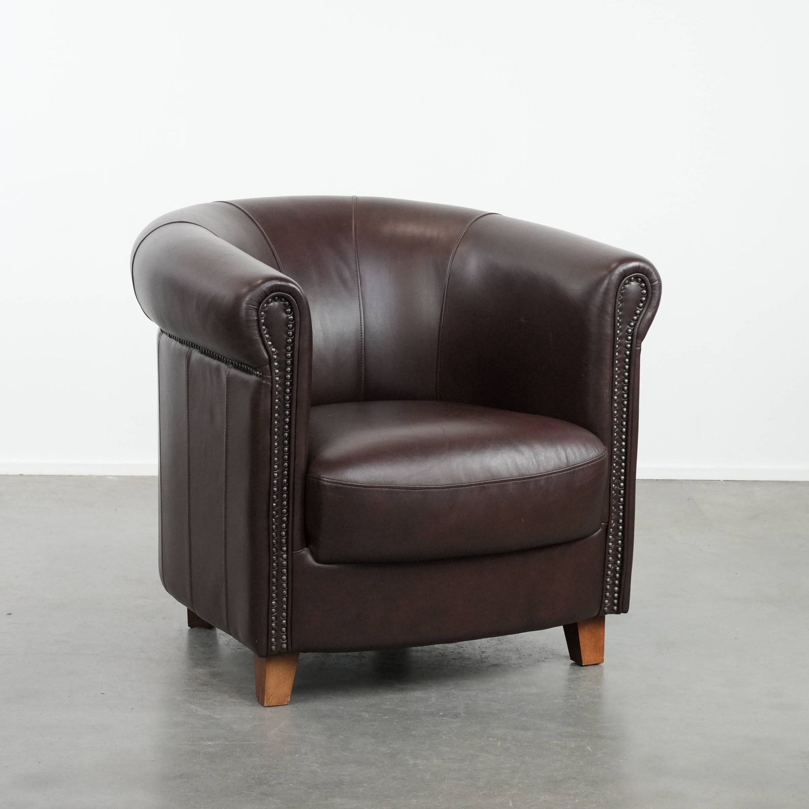 Cowhide Club Armchair In English Style In A Brown/Dark Purple Color Scheme