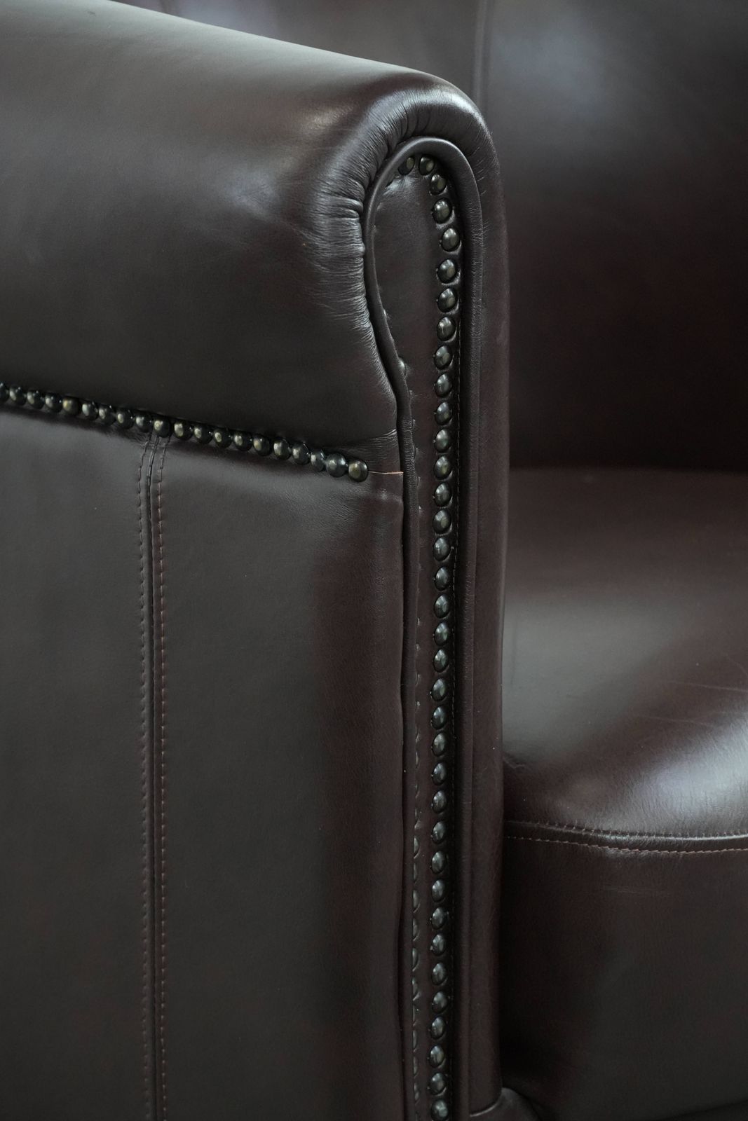 photo vinterior Cowhide Club Armchair In English Style In A Brown/Dark Purple Color Scheme