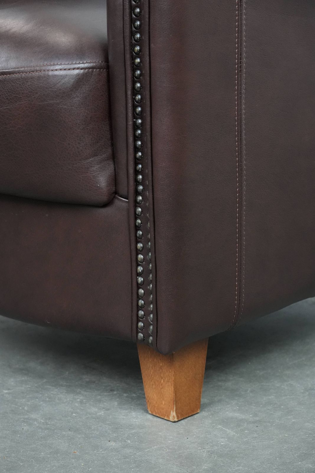 991.0 Fauteuil In Koeienhuid, In Zeer Goede Staat, Engelse Stijl, Bruin/Donkerpaars photo