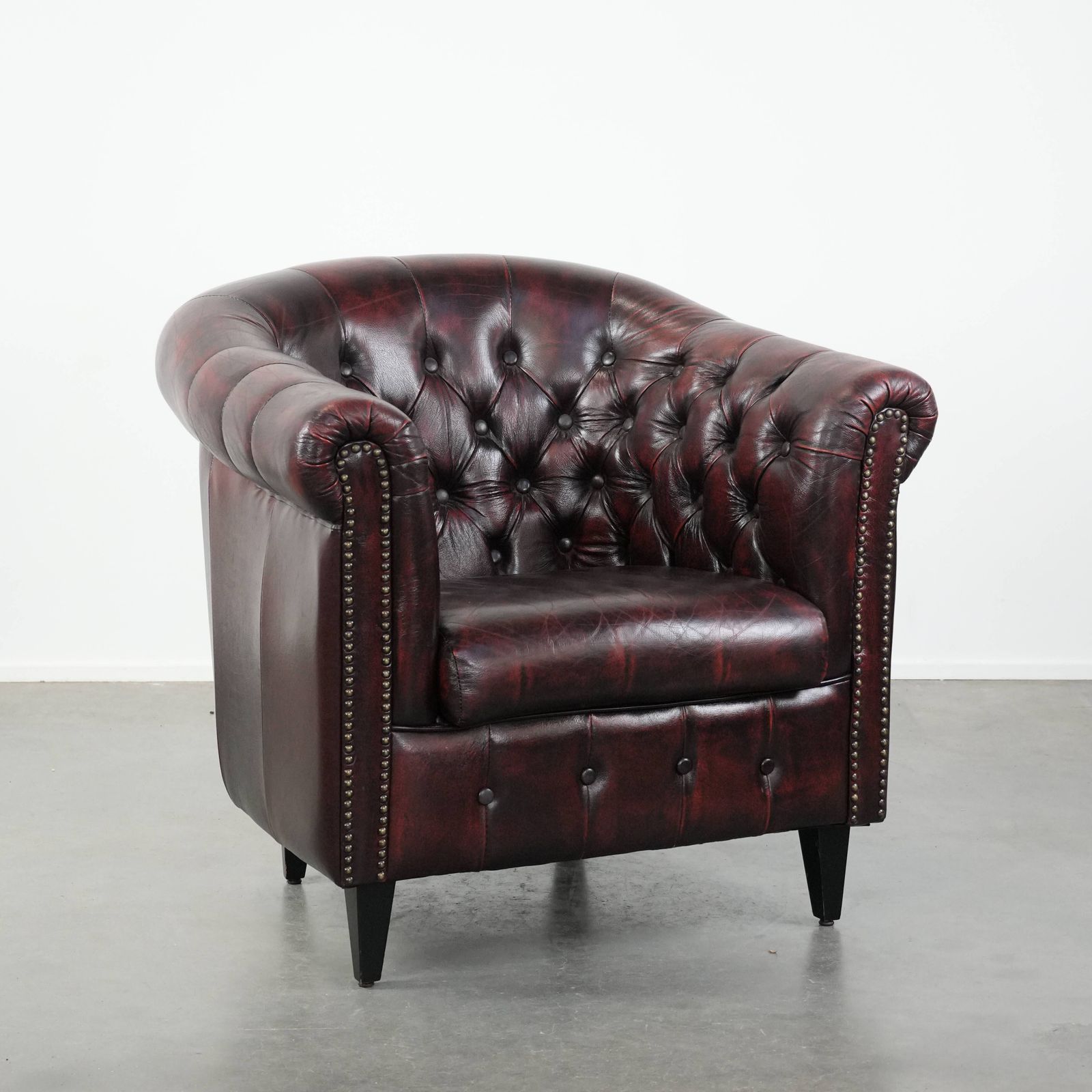 Fauteuil In Chesterfield Stijl Van Koeienhuid Met Decoratieve Sierspijkers, Klassiek Engels Model