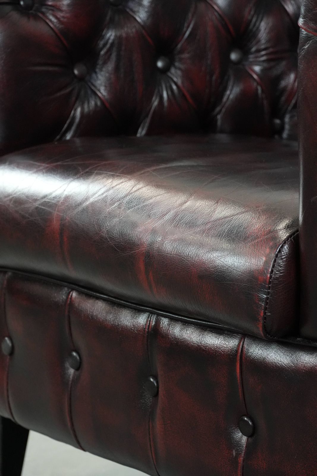 866.0 Cowhide Chesterfield Club Armchair In Classic English Style, Finished With Decorative Studs photo