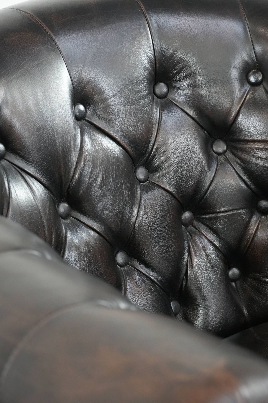 855.0 Dark Luxurious Cowhide Chesterfield Club Armchair In English Style, Finished With Decorative Nails photo