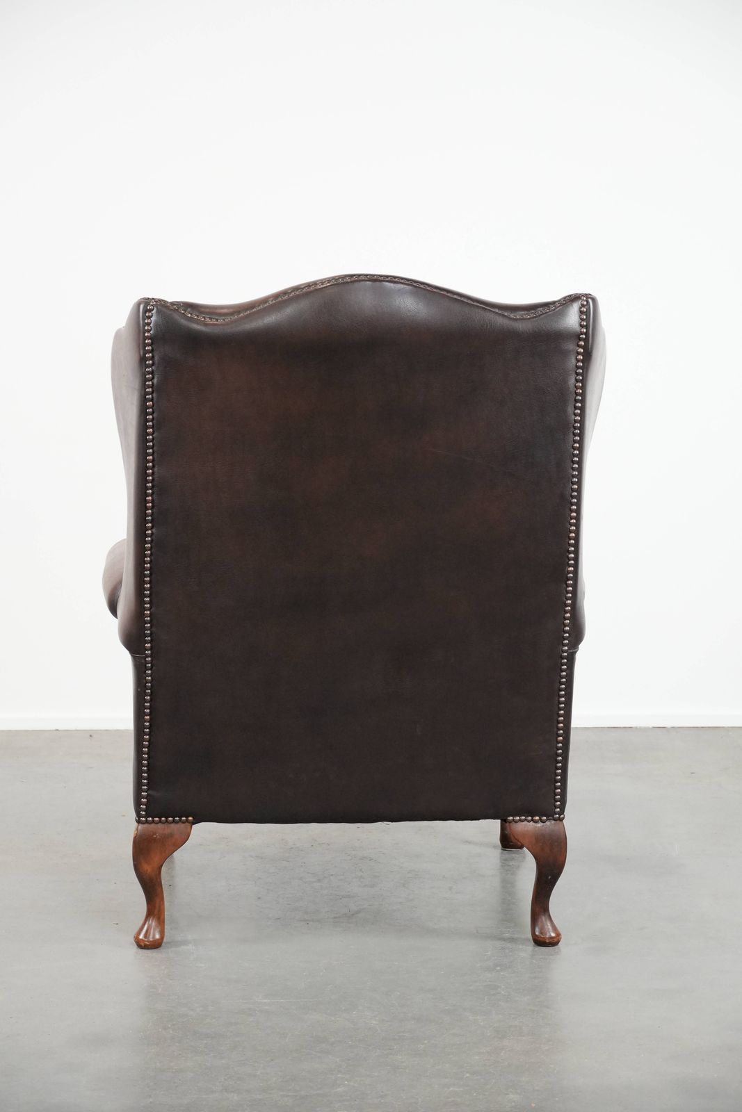 Bruine Gladleren Chesterfield Fauteuil In Engelse Stijl, Afgewerkt Met Decoratieve Siernagels photo Meubels