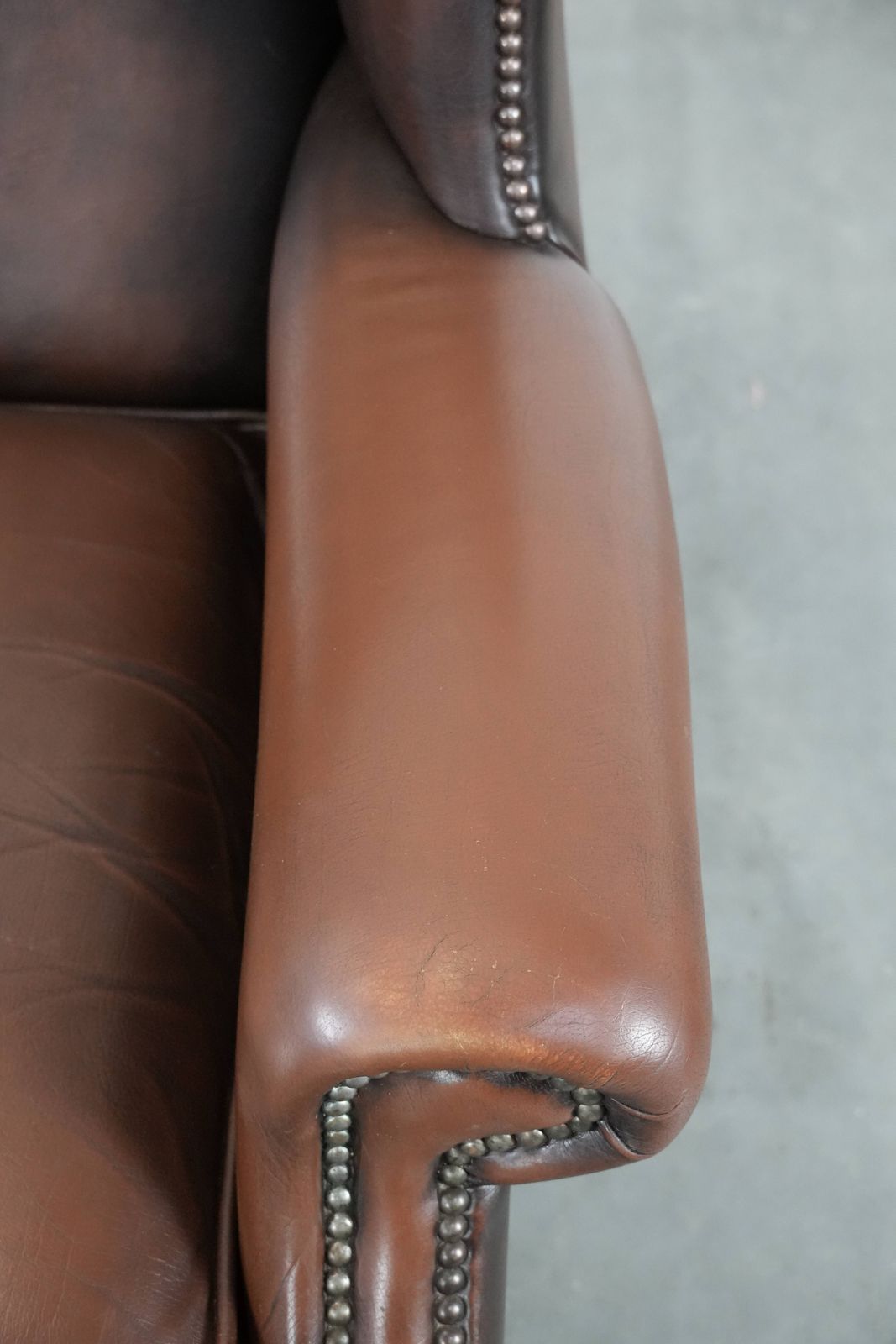 Bruine Gladleren Chesterfield Fauteuil In Engelse Stijl, Afgewerkt Met Decoratieve Siernagels photo vintage