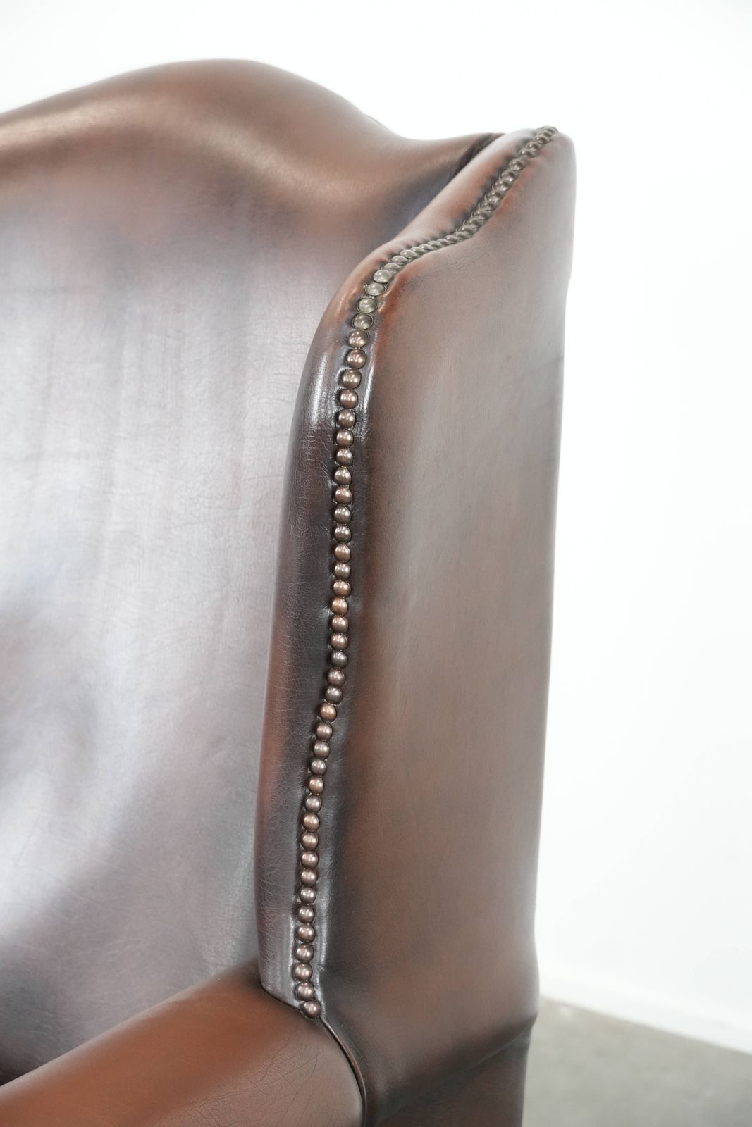 photo furniture Bruine Gladleren Chesterfield Fauteuil In Engelse Stijl, Afgewerkt Met Decoratieve Siernagels