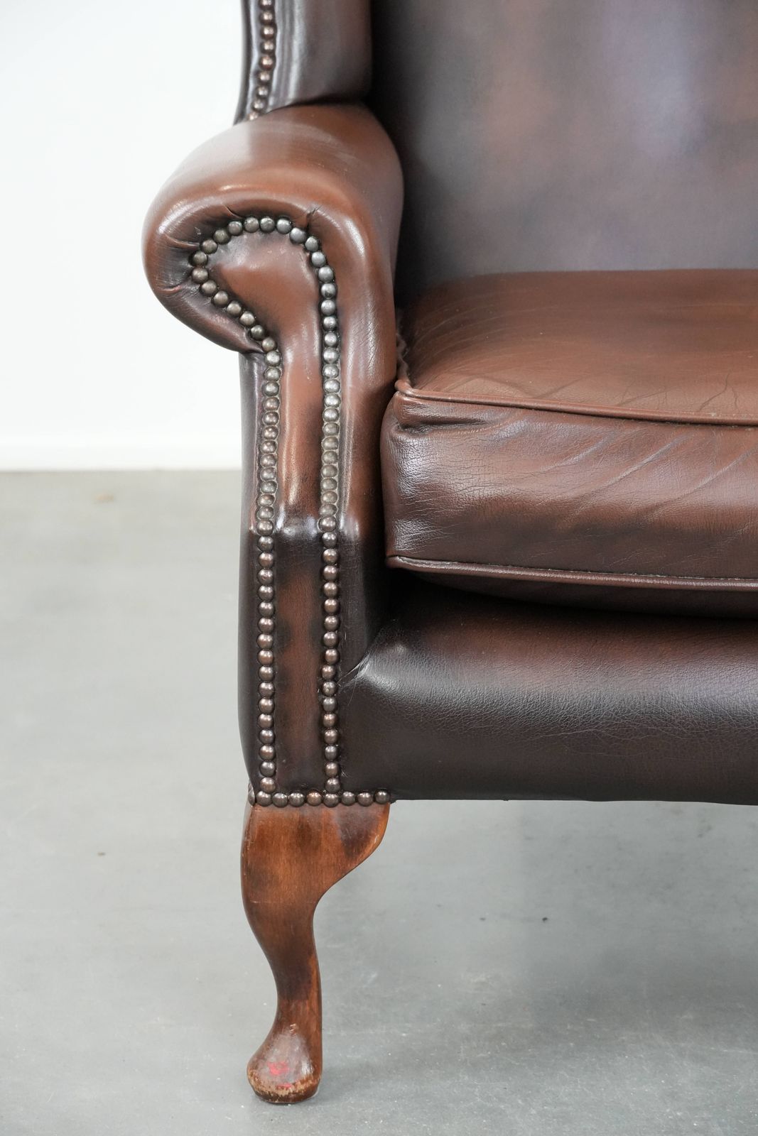 832.0 Nice Brown Smooth Cowhide Chesterfield Armchair In English Style Finished With Decorative Nails photo
