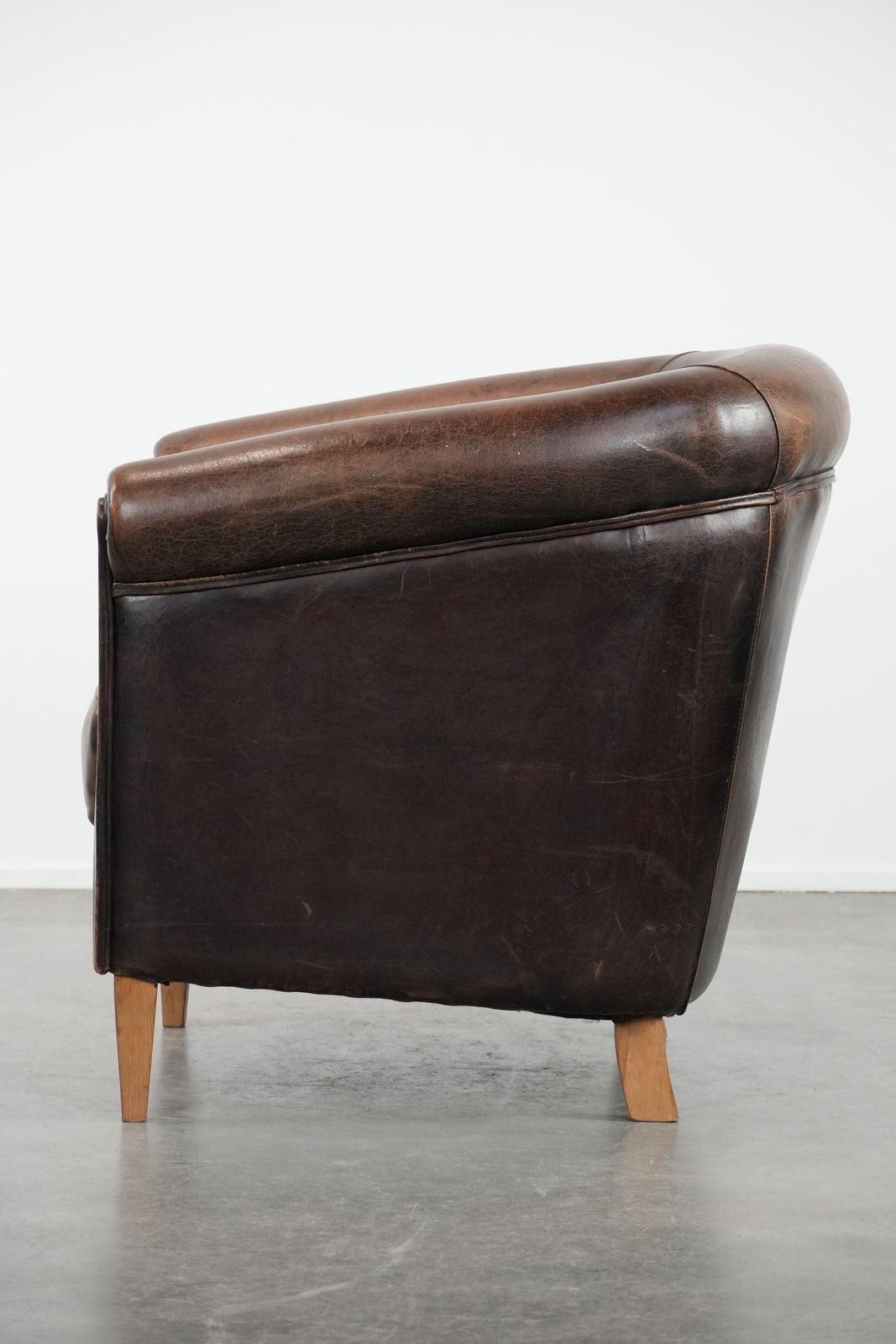 Karaktervolle Club Fauteuil Van Schapenleer Met Mooie Patina En Comfortabele Zitting photo 843.0