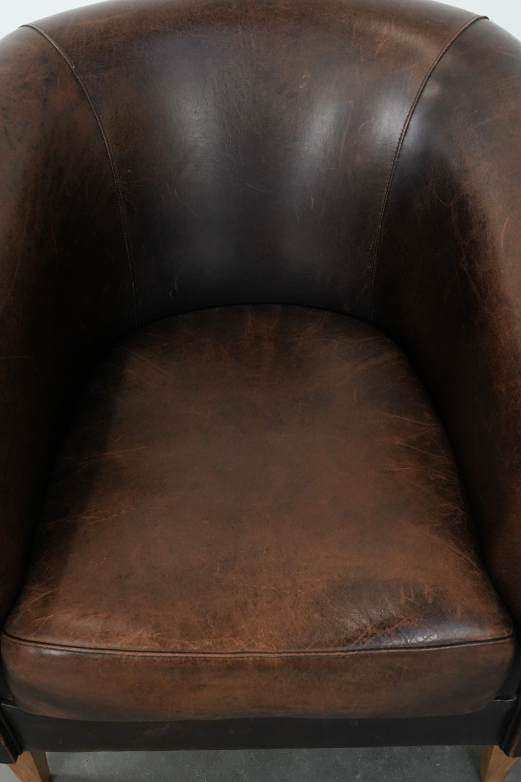 Karaktervolle Club Fauteuil Van Schapenleer Met Mooie Patina En Comfortabele Zitting photo vinterior