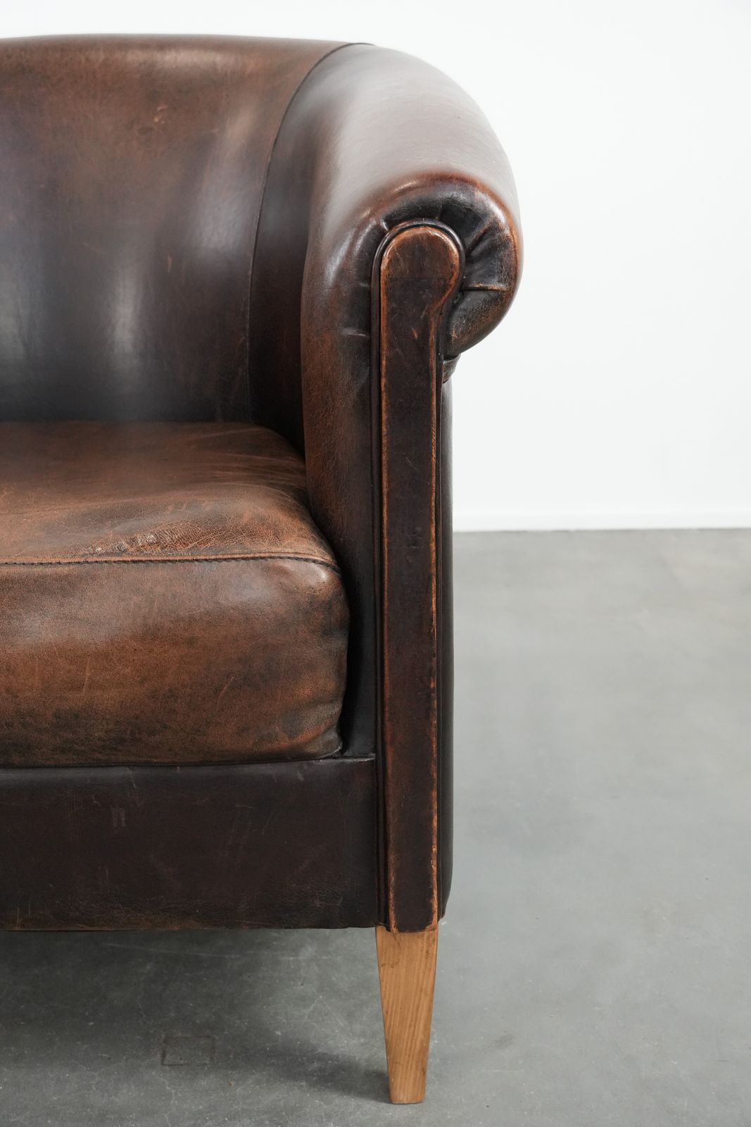photo furniture Karaktervolle Club Fauteuil Van Schapenleer Met Mooie Patina En Comfortabele Zitting