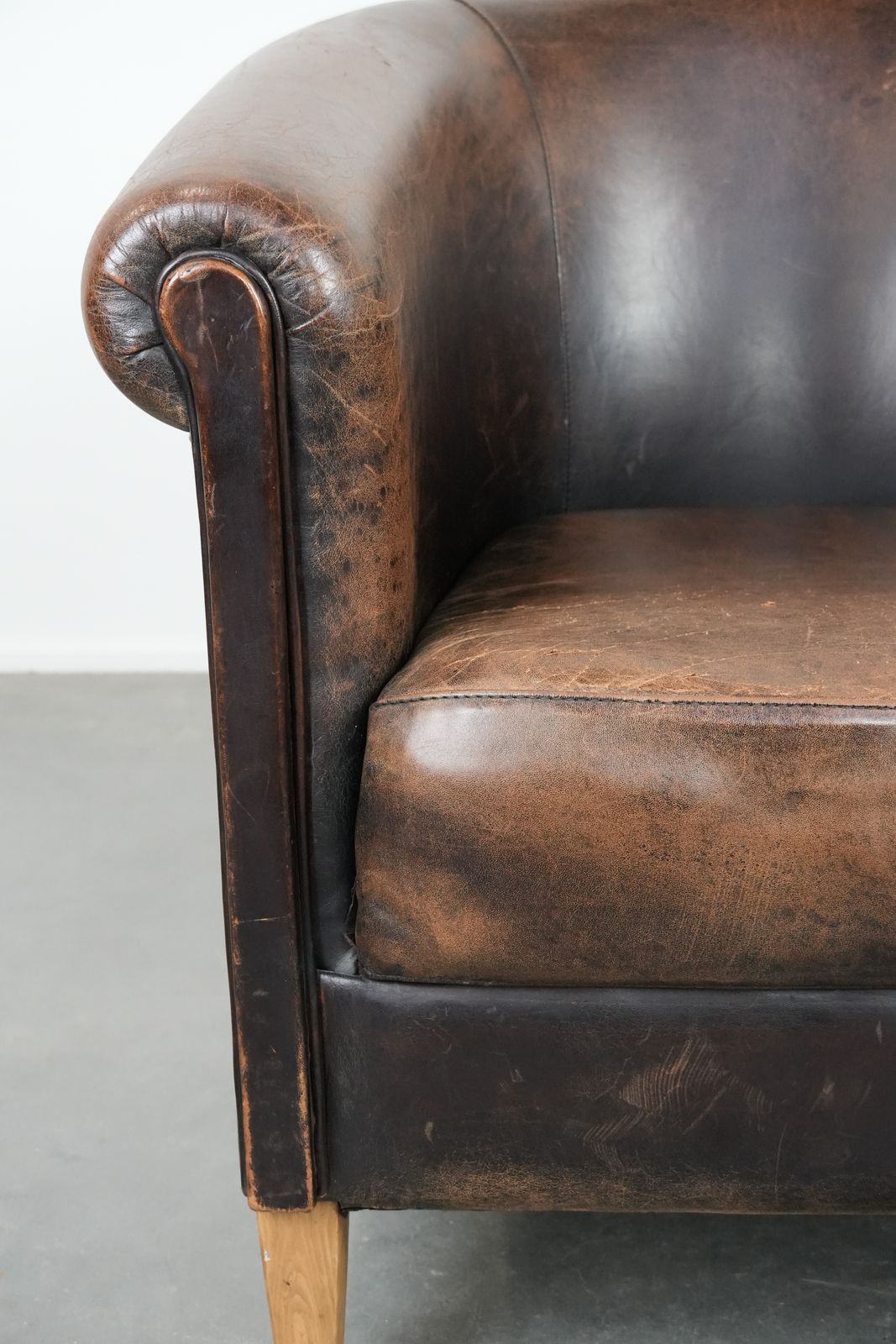 photo for sale Karaktervolle Club Fauteuil Van Schapenleer Met Mooie Patina En Comfortabele Zitting