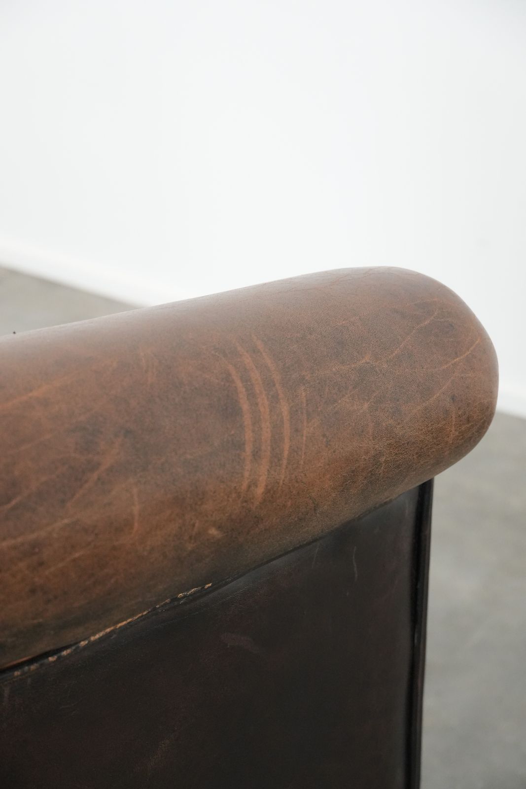 843.0 Characterful Club Armchair Made Of Sheepskin With A Beautiful Patina And Comfortable Seating photo